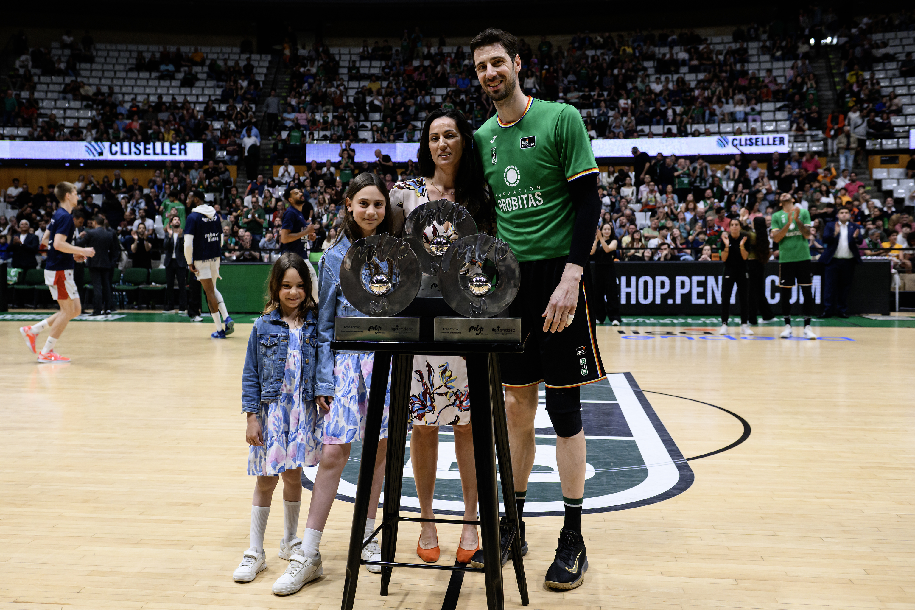 Ante Tomic, con su familia, en el Olímpic de Badalona.