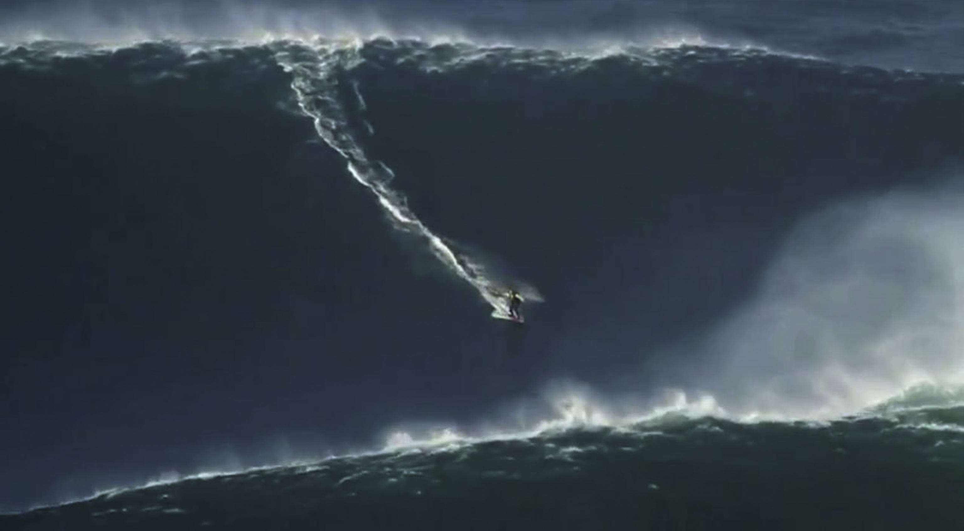 McNamara en una ola de 100 pies.