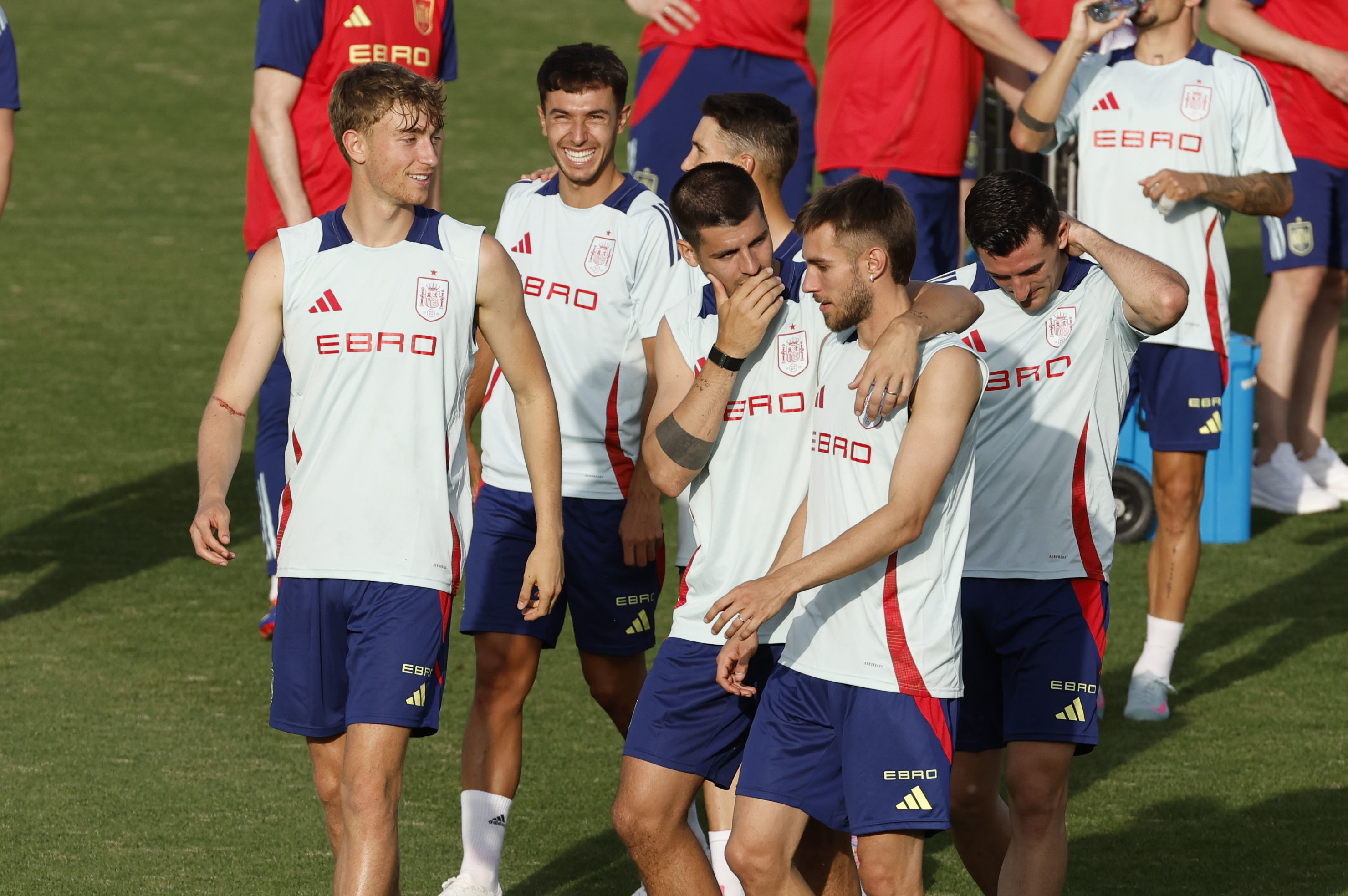 Huijsen, Zubimendi y Morata, en un entrenamiento.