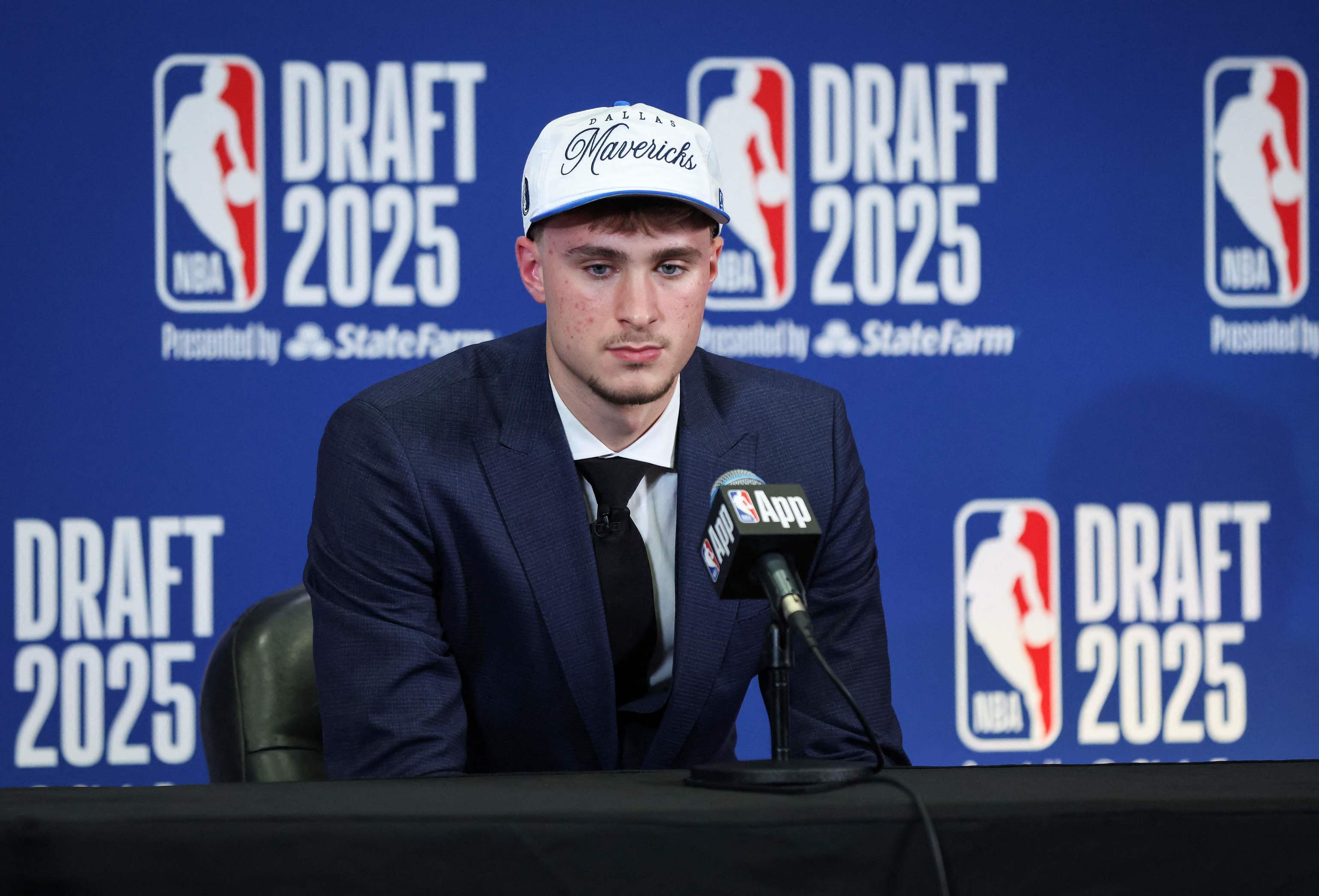 Cooper Flagg, de los Dallas Mavericks, habla con los medios de comunicación tras ser elegido en primer lugar durante el Draft de la NBA de 2025 en el Barclays Center el 25 de junio de 2025 en el barrio de Brooklyn de la ciudad de Nueva York.