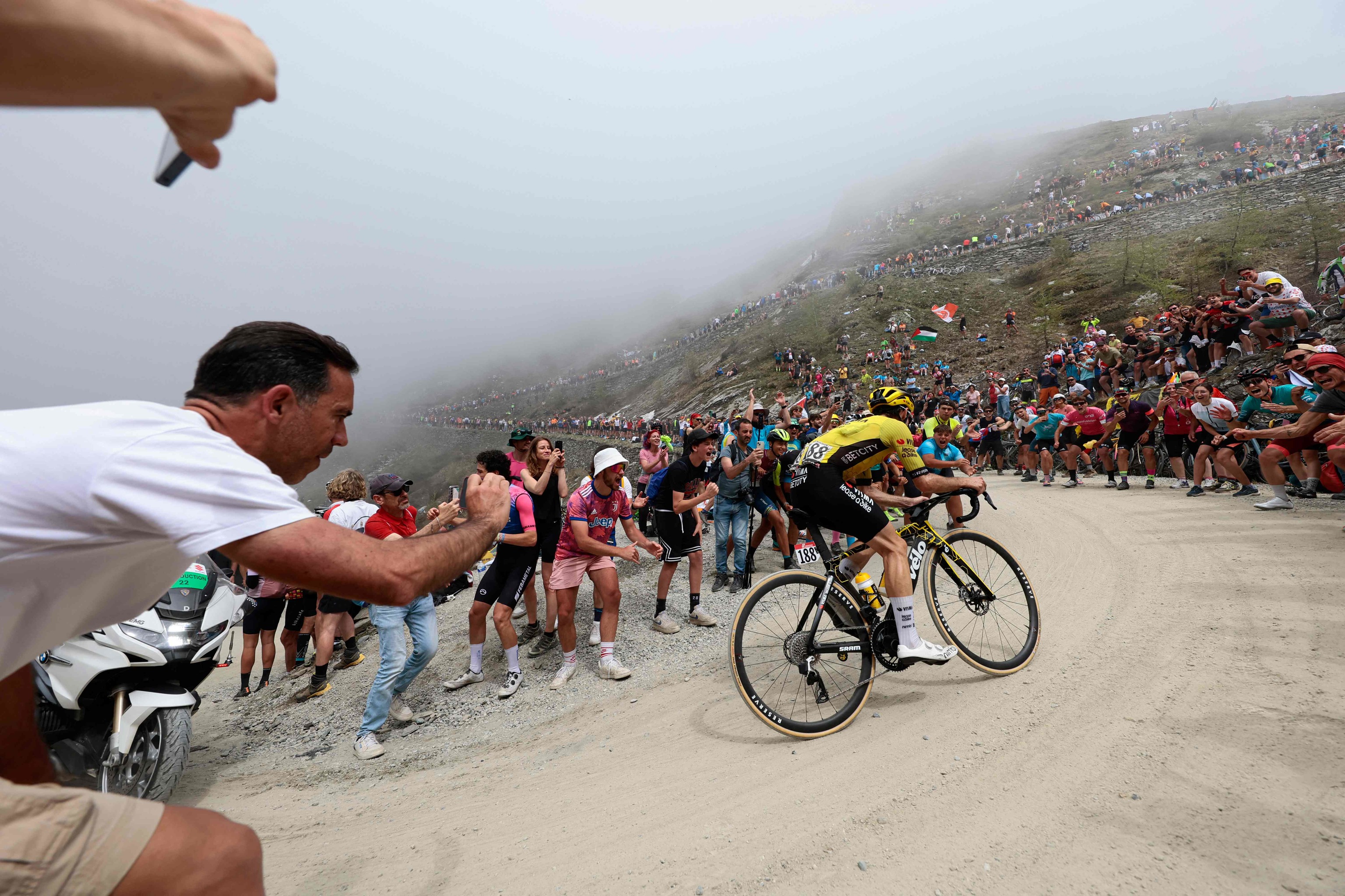 Simon Yates, en el tramo sin asfaltar del Colle delle Finestre, el viernes.