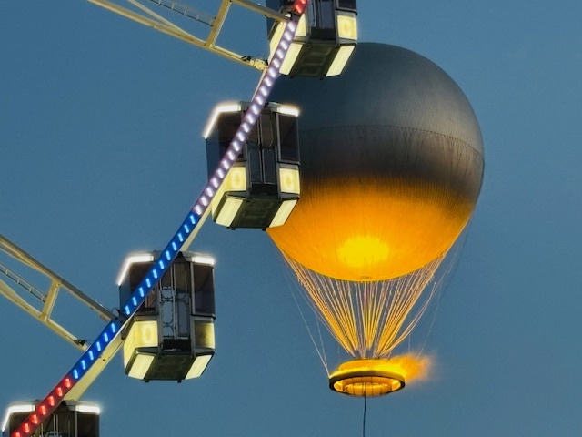 El pebetero y la noria de la Plaza de la Concordia