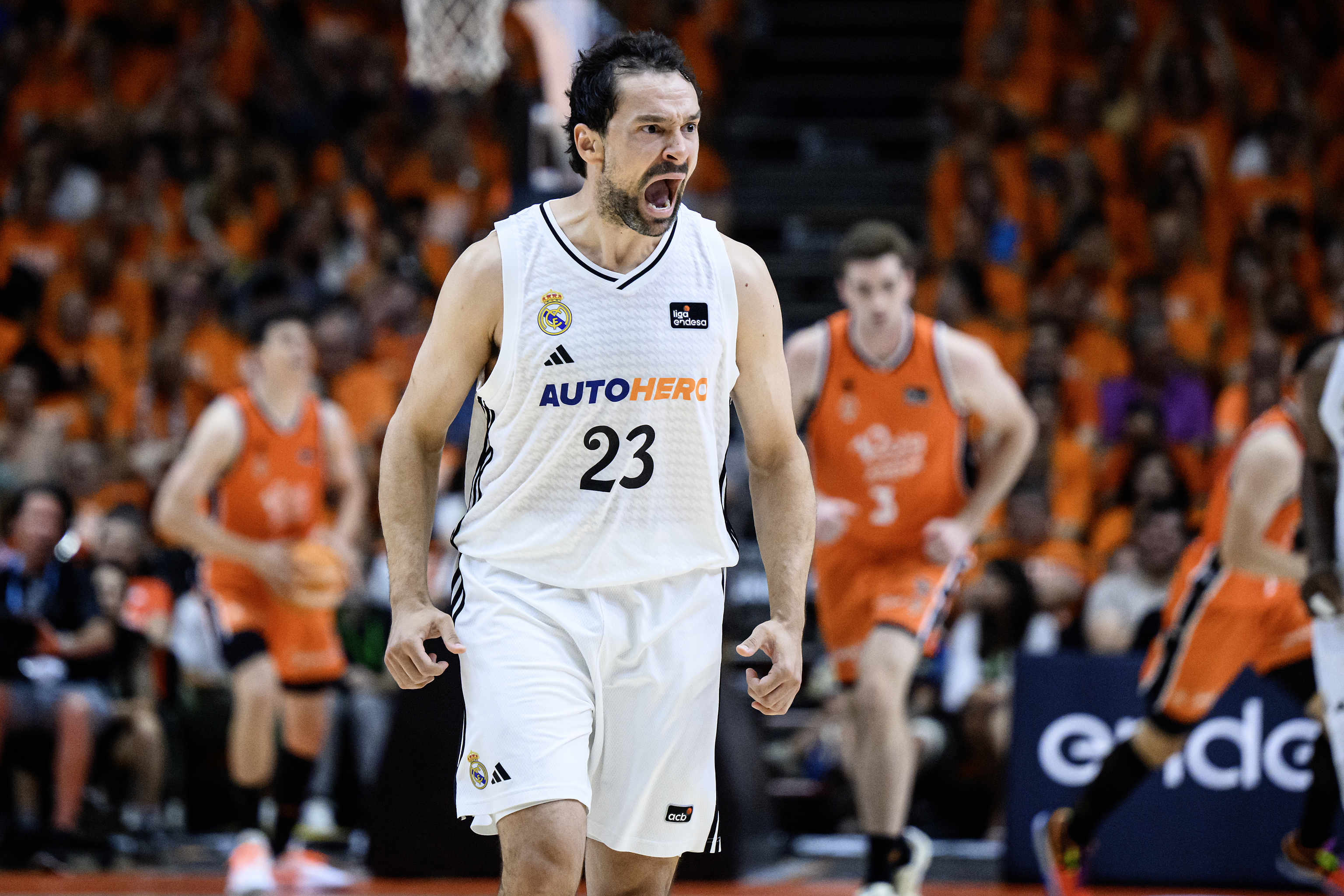 Llull celebra una de sus canastas, en la Fonteta.