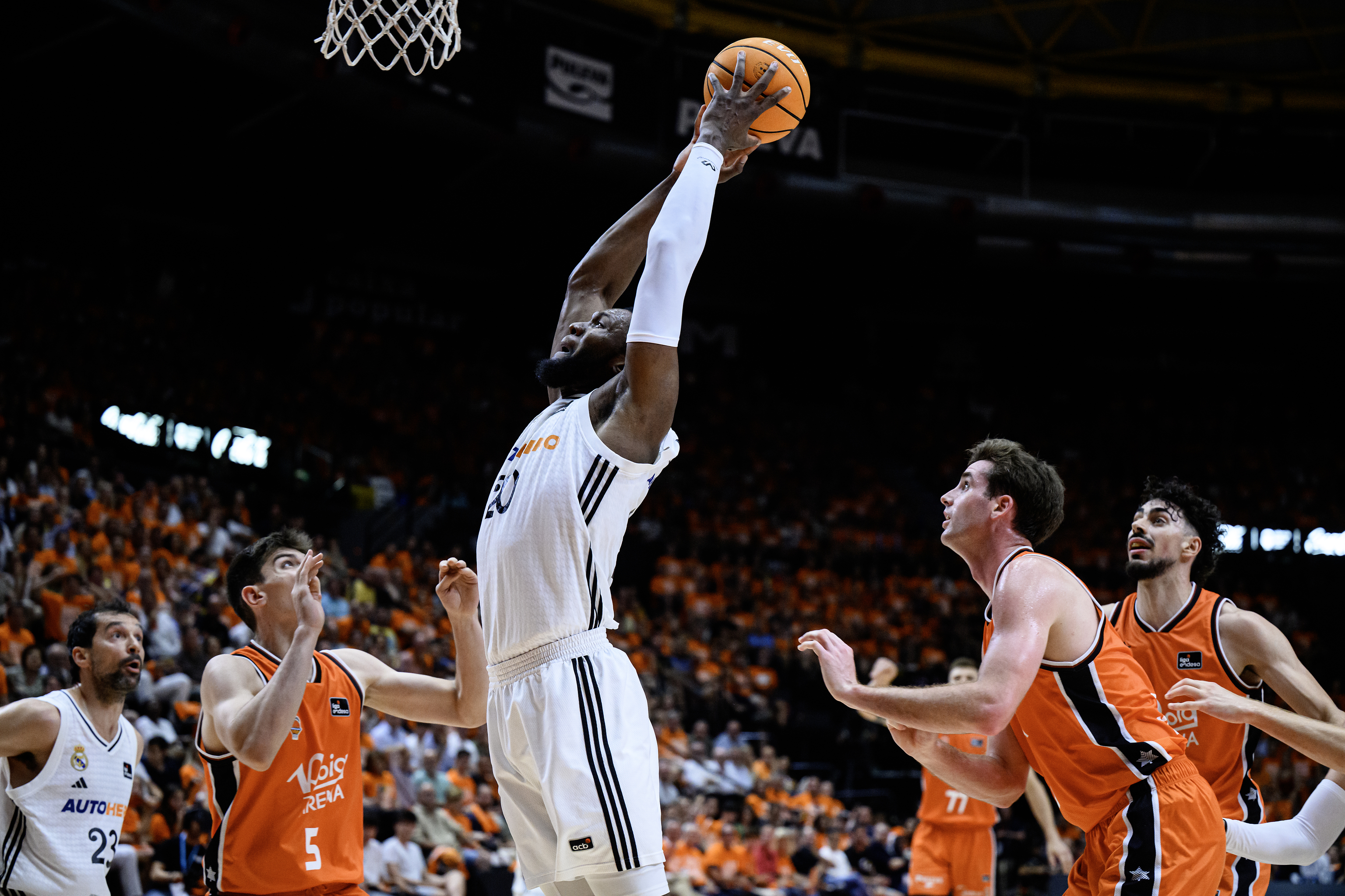 Bruno Fernando, ante el Valencia Basket.