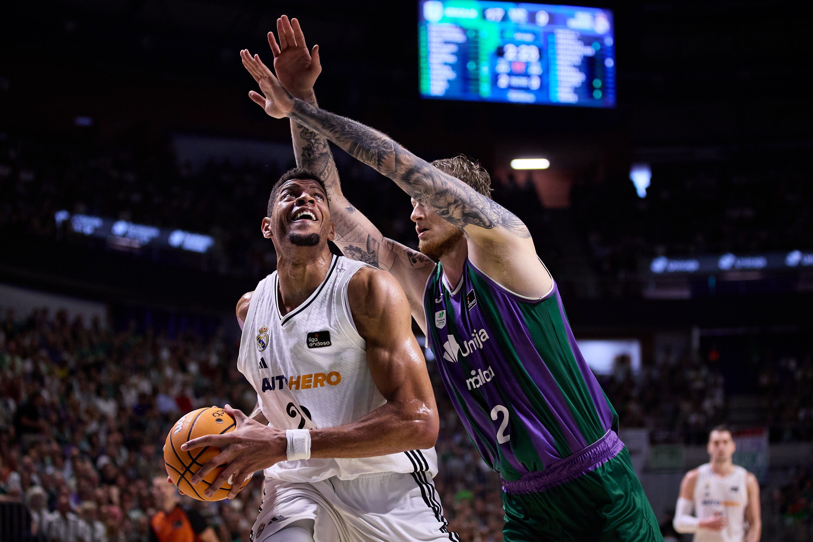 Tavares, defendido por Balcerowski.