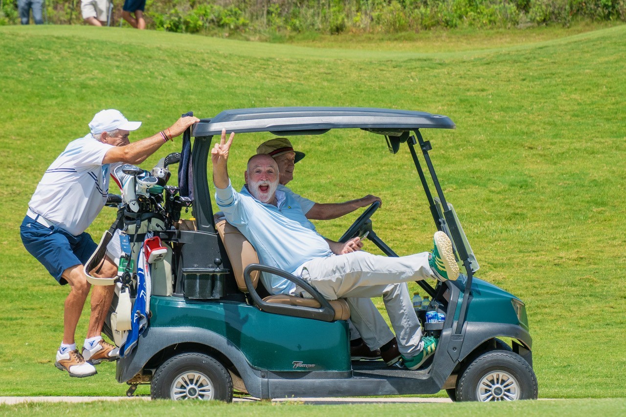 José Andrés, en un carrito, camino de un hoyo.