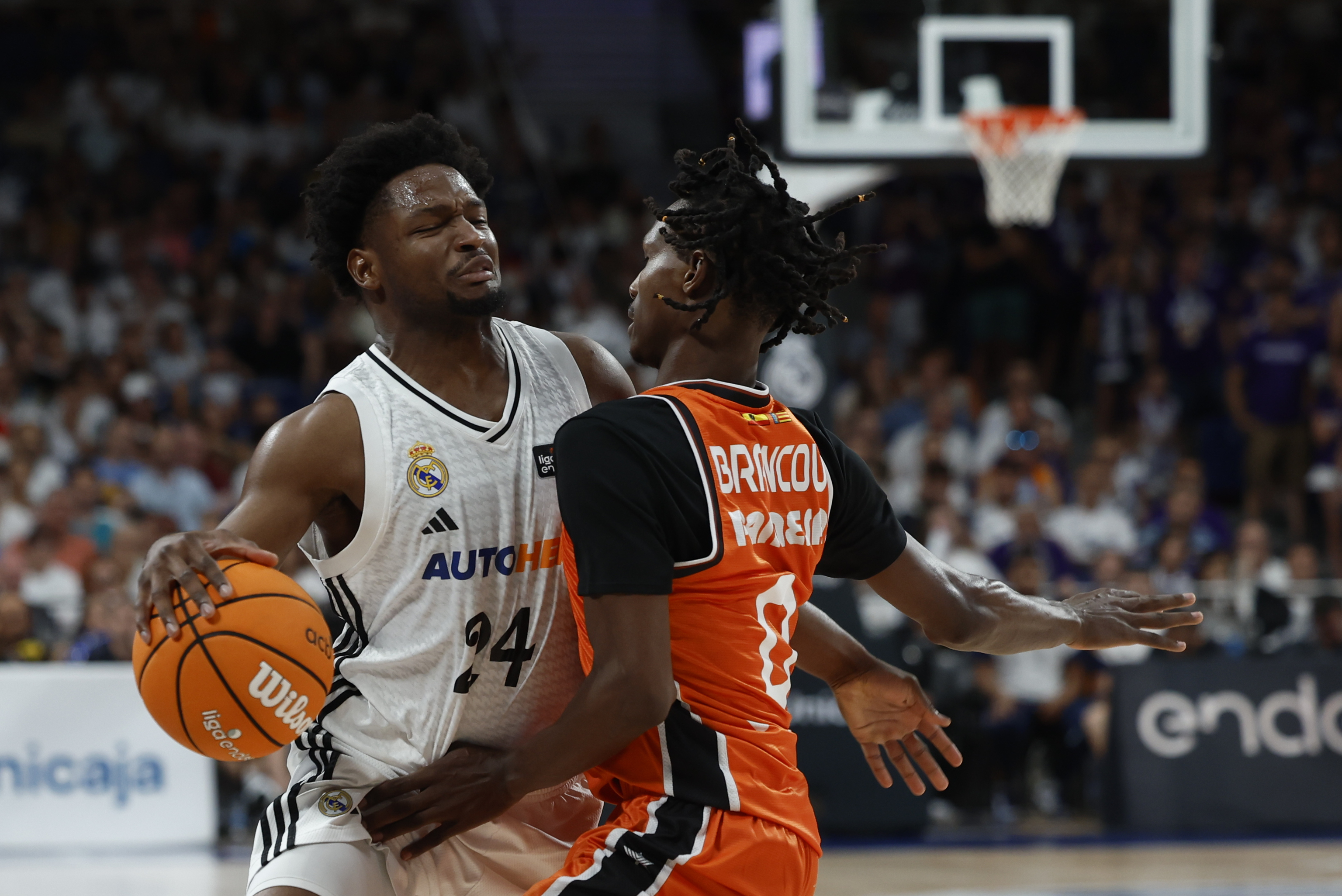 Andrés Feliz, defendido por Badio, en el segundo partido de la final.