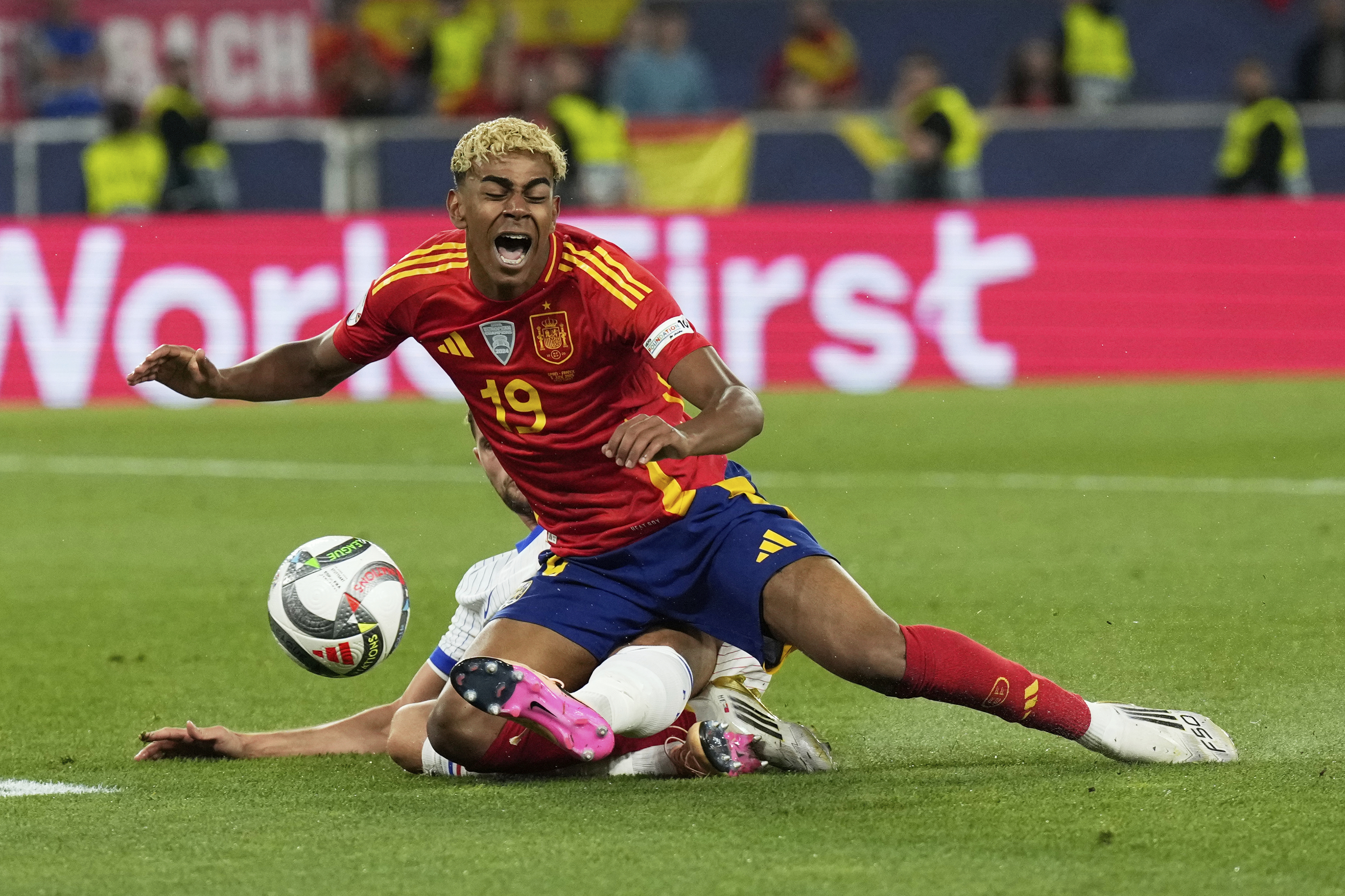 Rabiot comete penalti sobre Lamine.