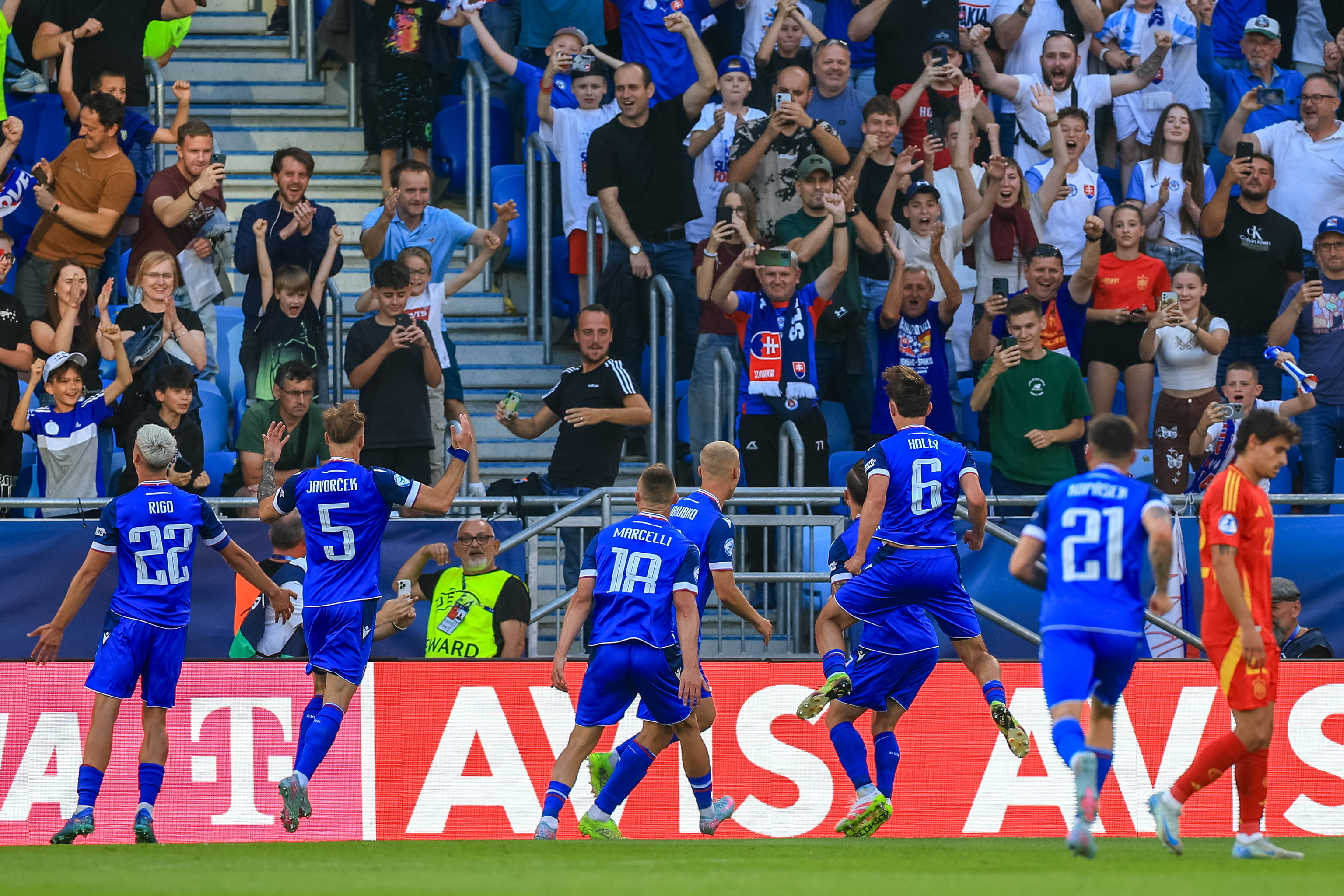 Los eslovacos celebran el empate.
