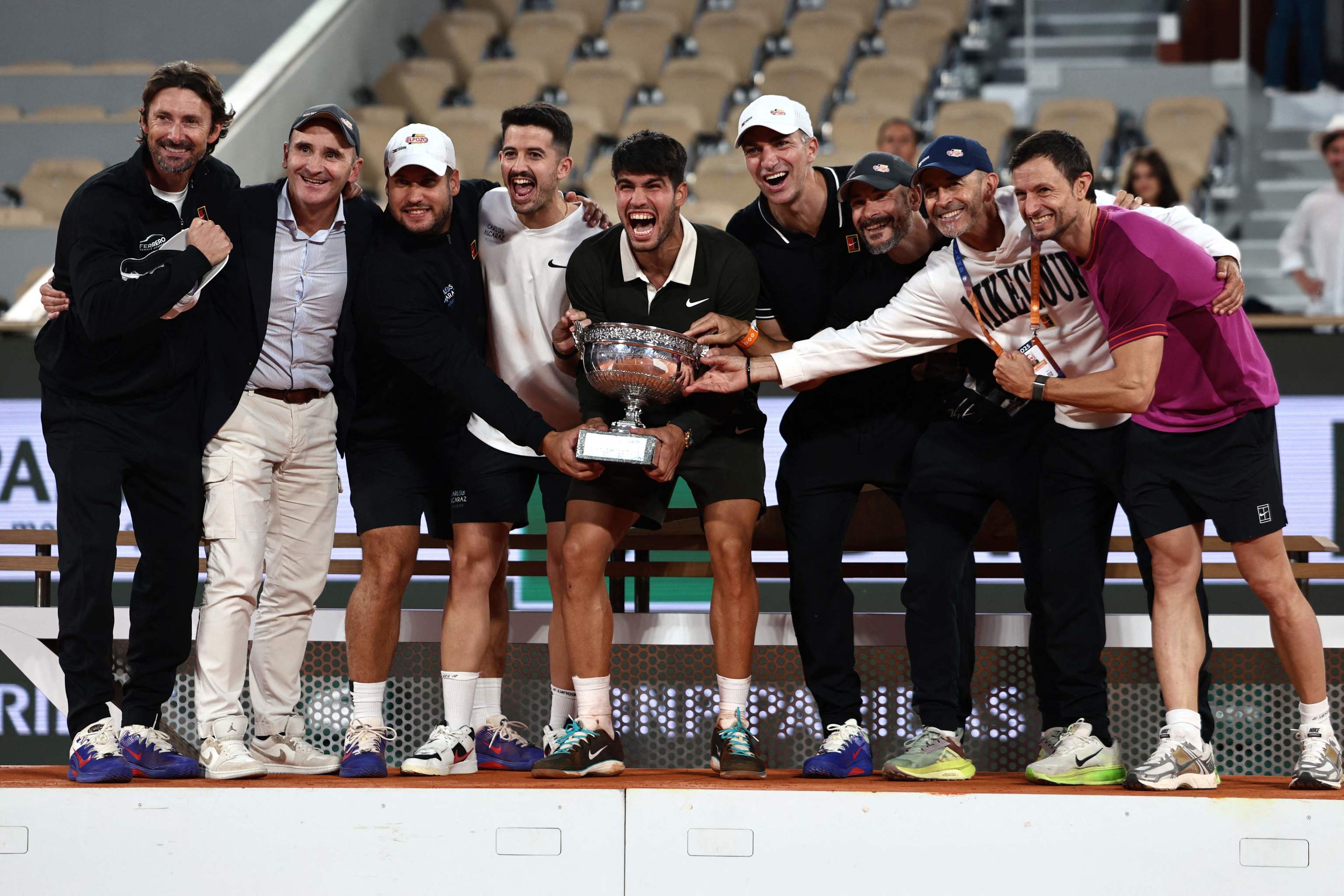 Alcaraz, con todo su equipo, tras el segundo título en París.