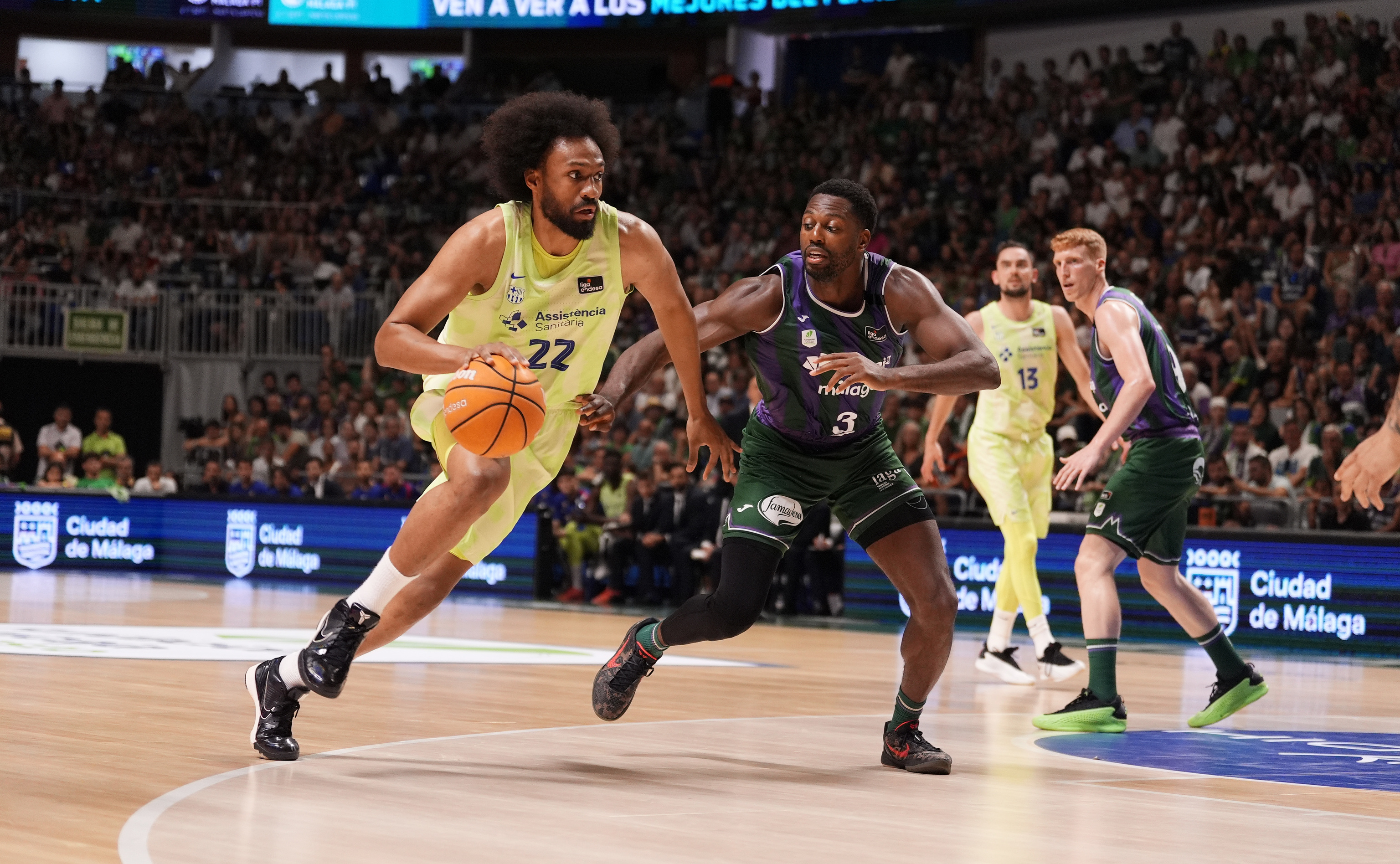 Jabari Parker, ante Ejim, en el Carpena.