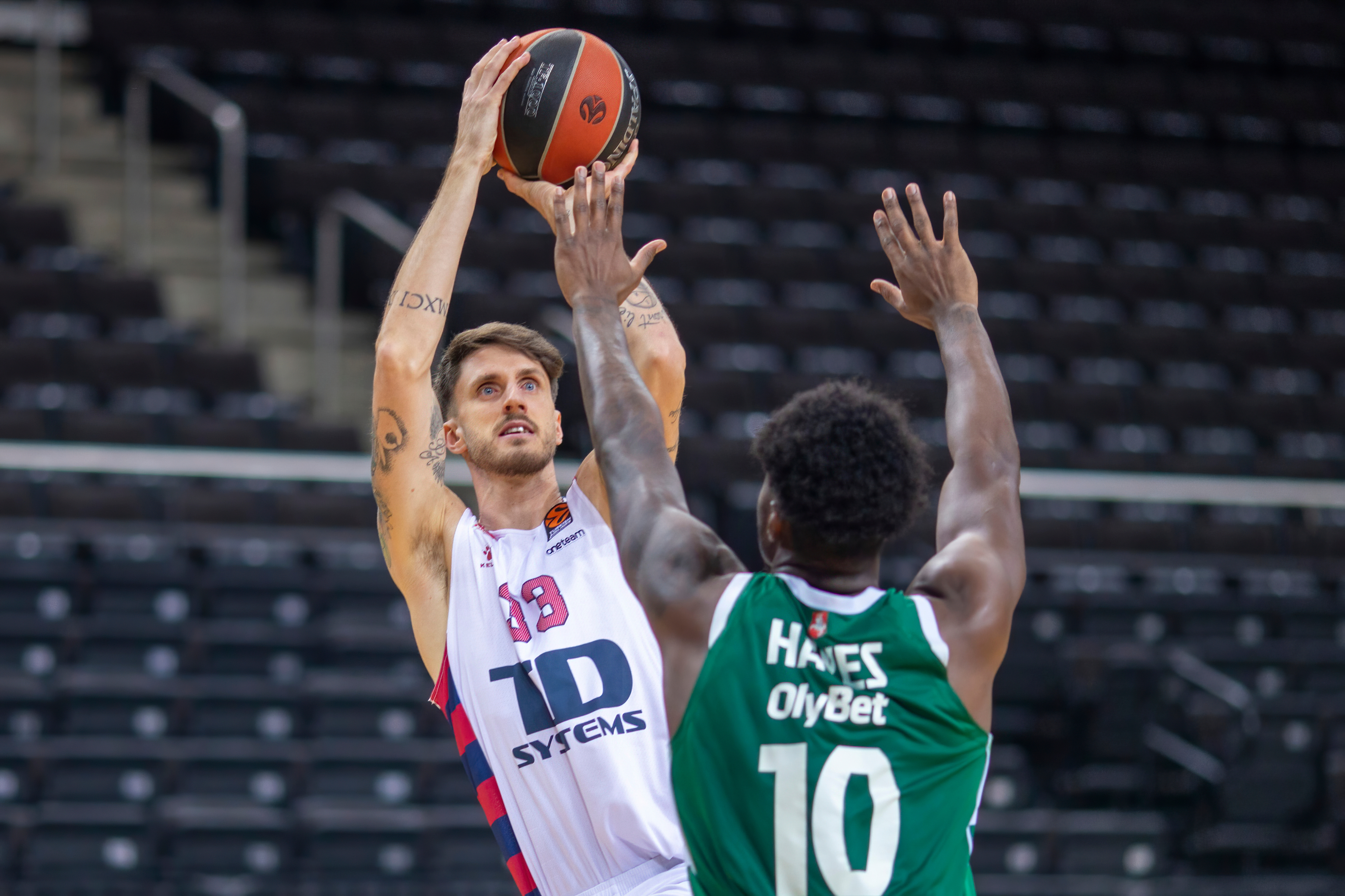 Polonara lanza a canasta durante un partido entre el Baskonia y el Zalgiris en 2020.