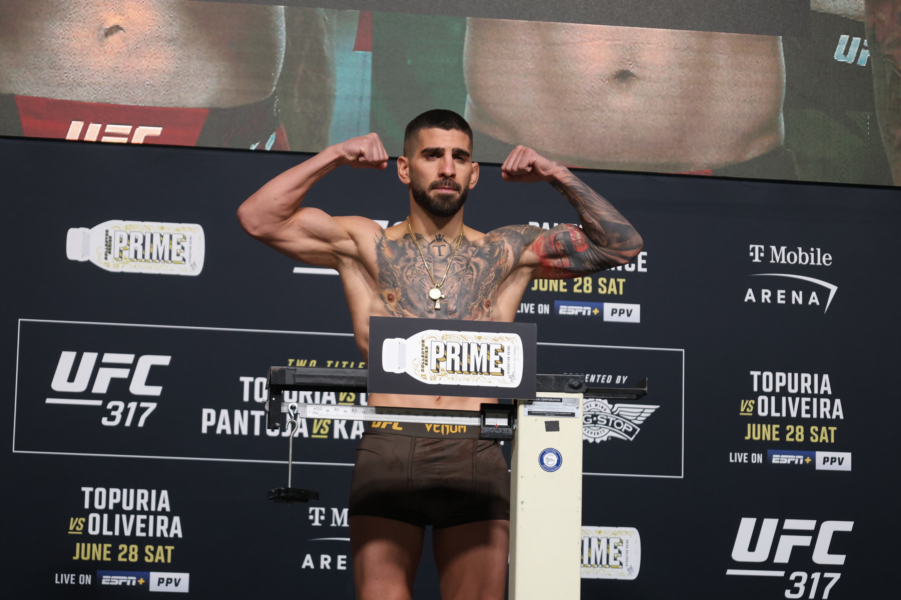 Topuria, durante la sesión de pesaje en el T-Mobile Arena de Las Vegas.