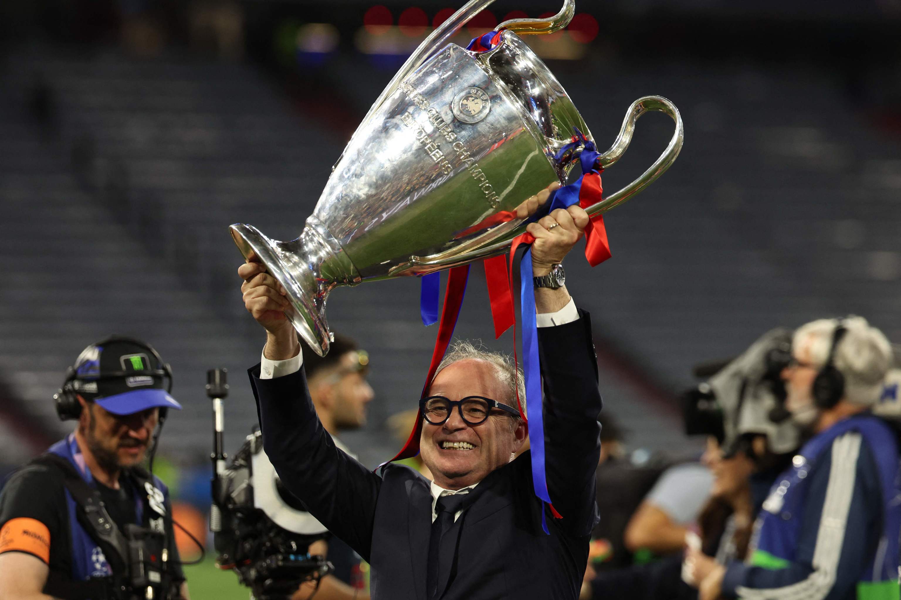 Luis Campos, con el trofeo.