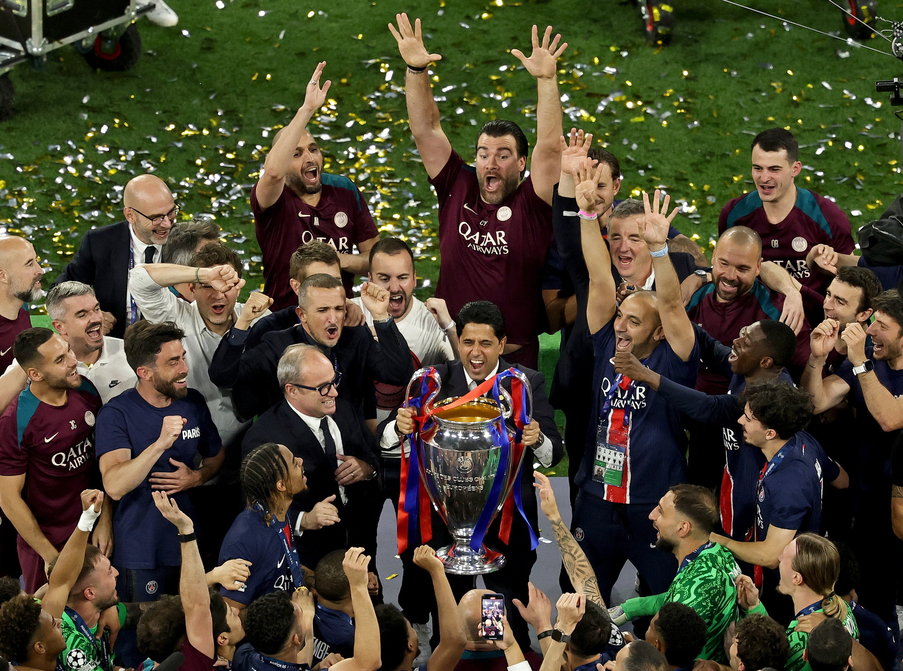 Al-Khelaifi alza el trofeo de la Champions.