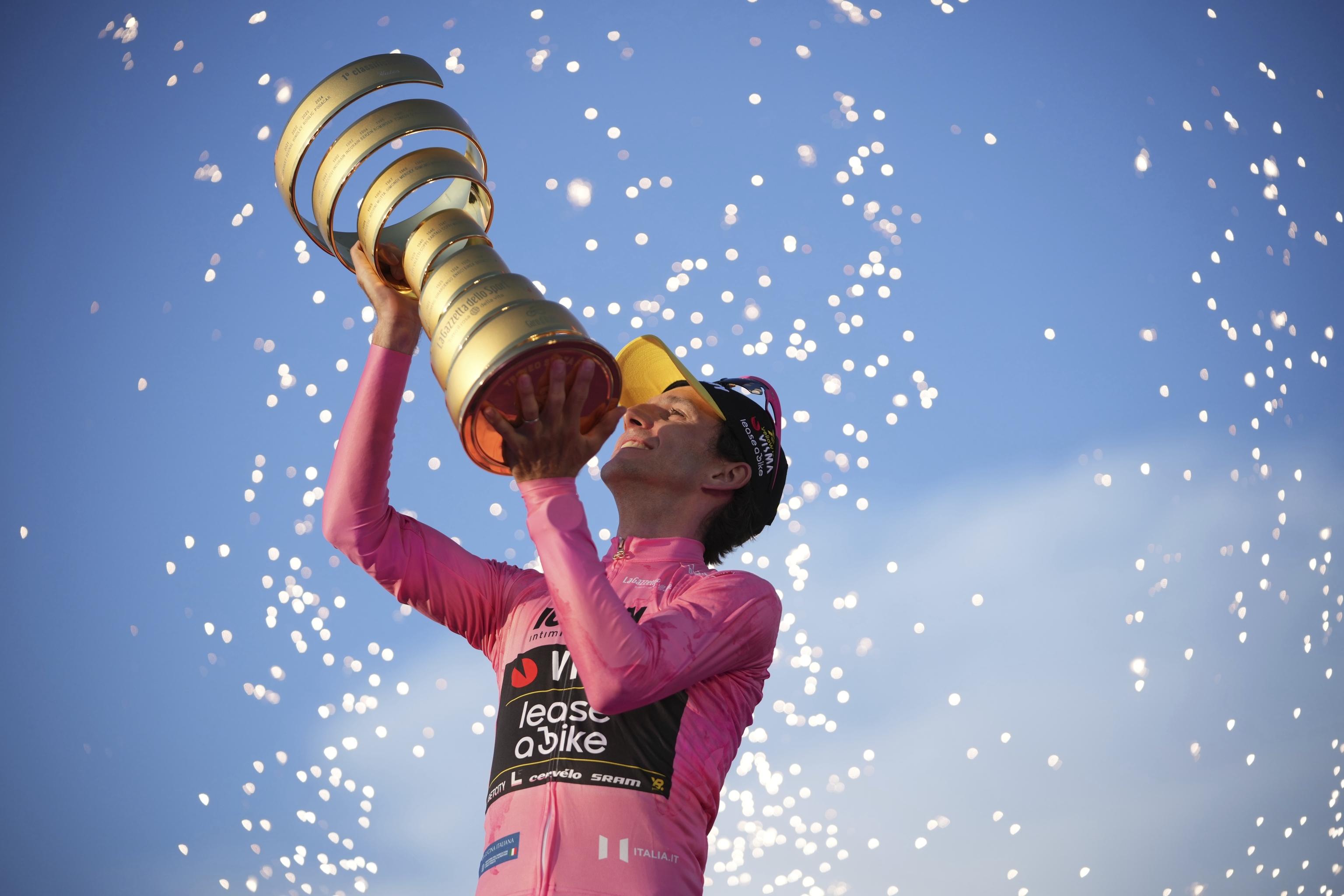Simon Yates, con el trofeo Senza Fine como ganador del Giro 2025.