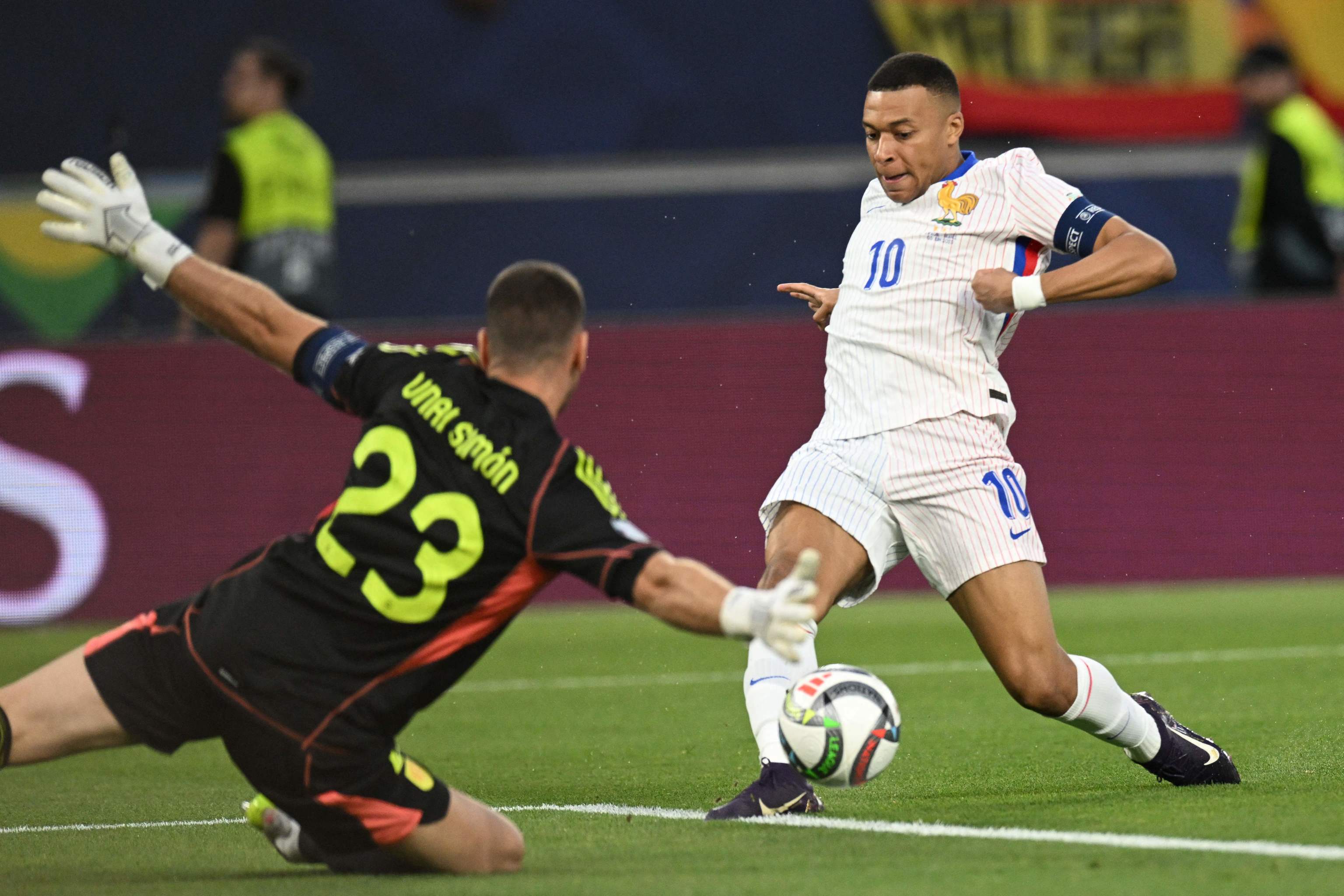 Unai intercepta un disparo de Mbappé.