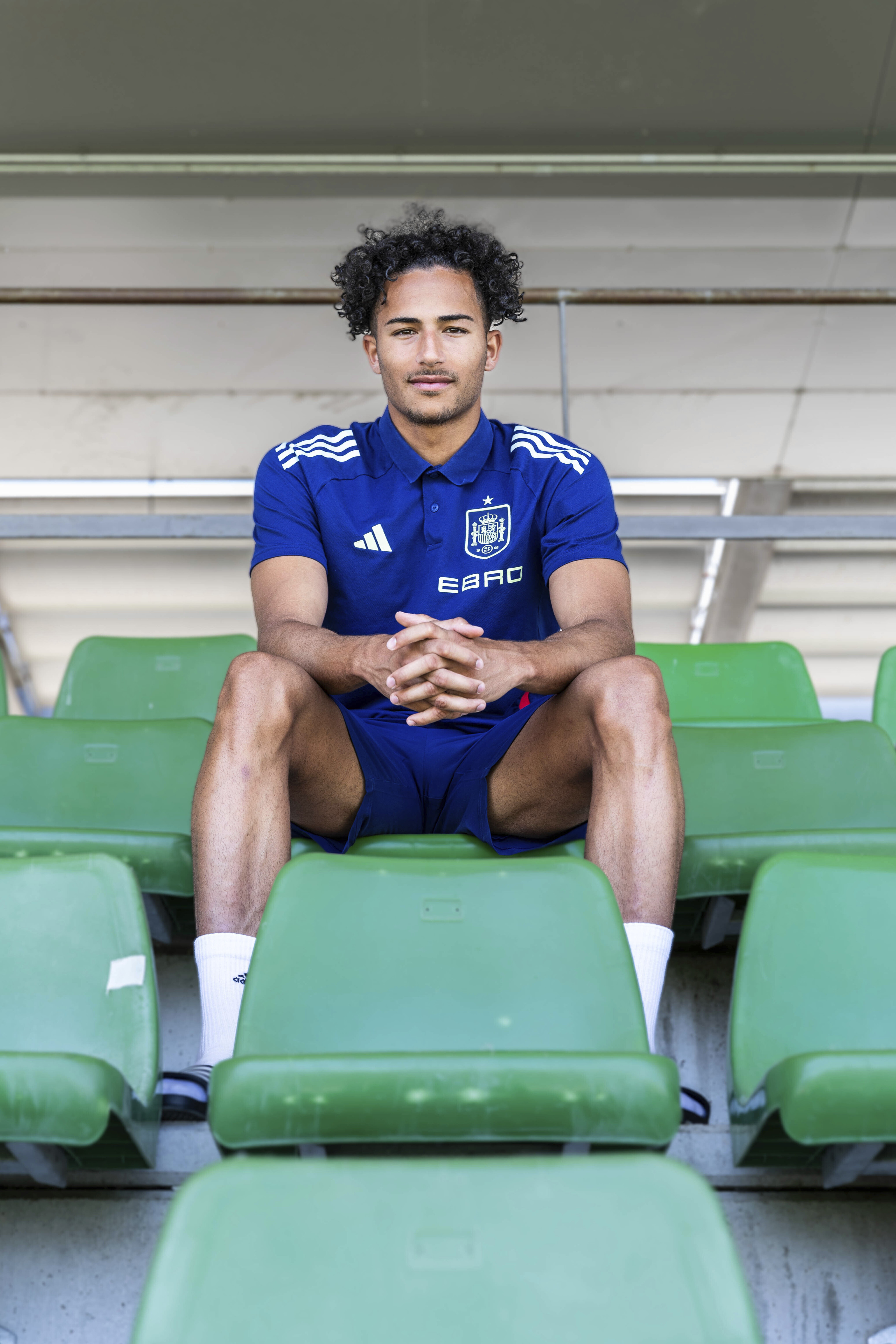 Joseph posa en la grada de Las Rozas.