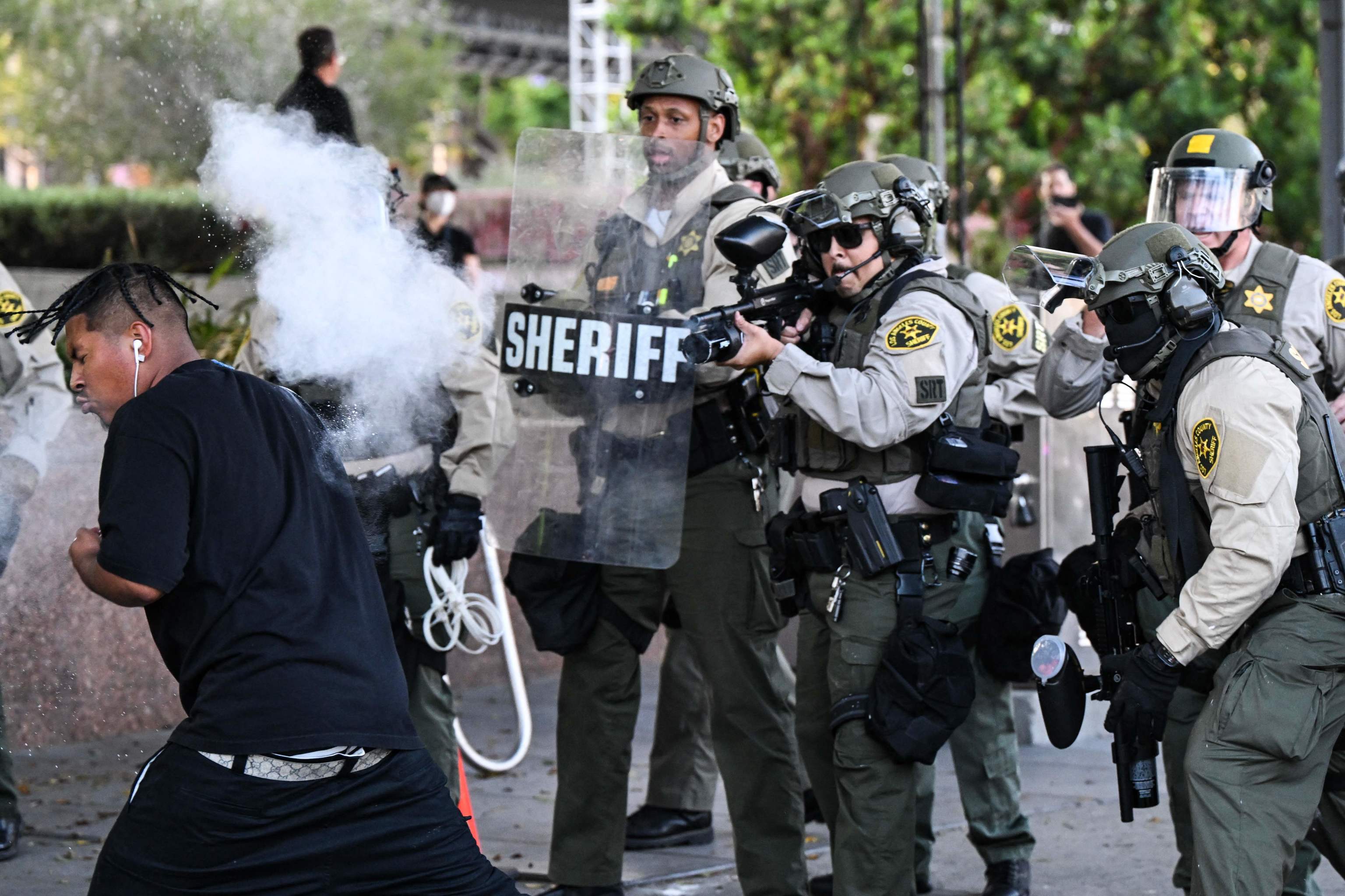 Antidisturbios dispersan a manifestantes, en Los Ángeles.