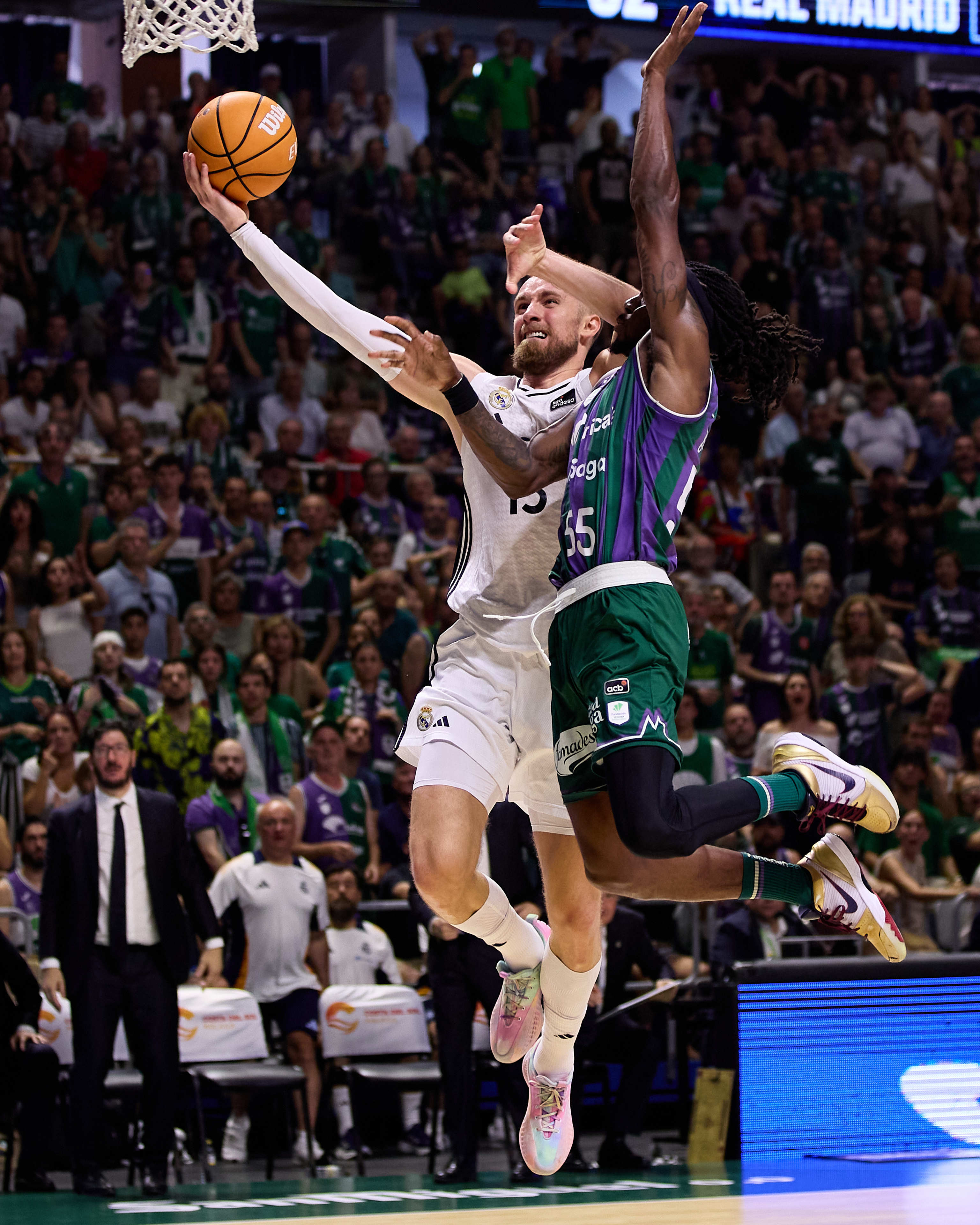 Musa, en el momento del codazo a Perry, en el final del partido en el Carpena.