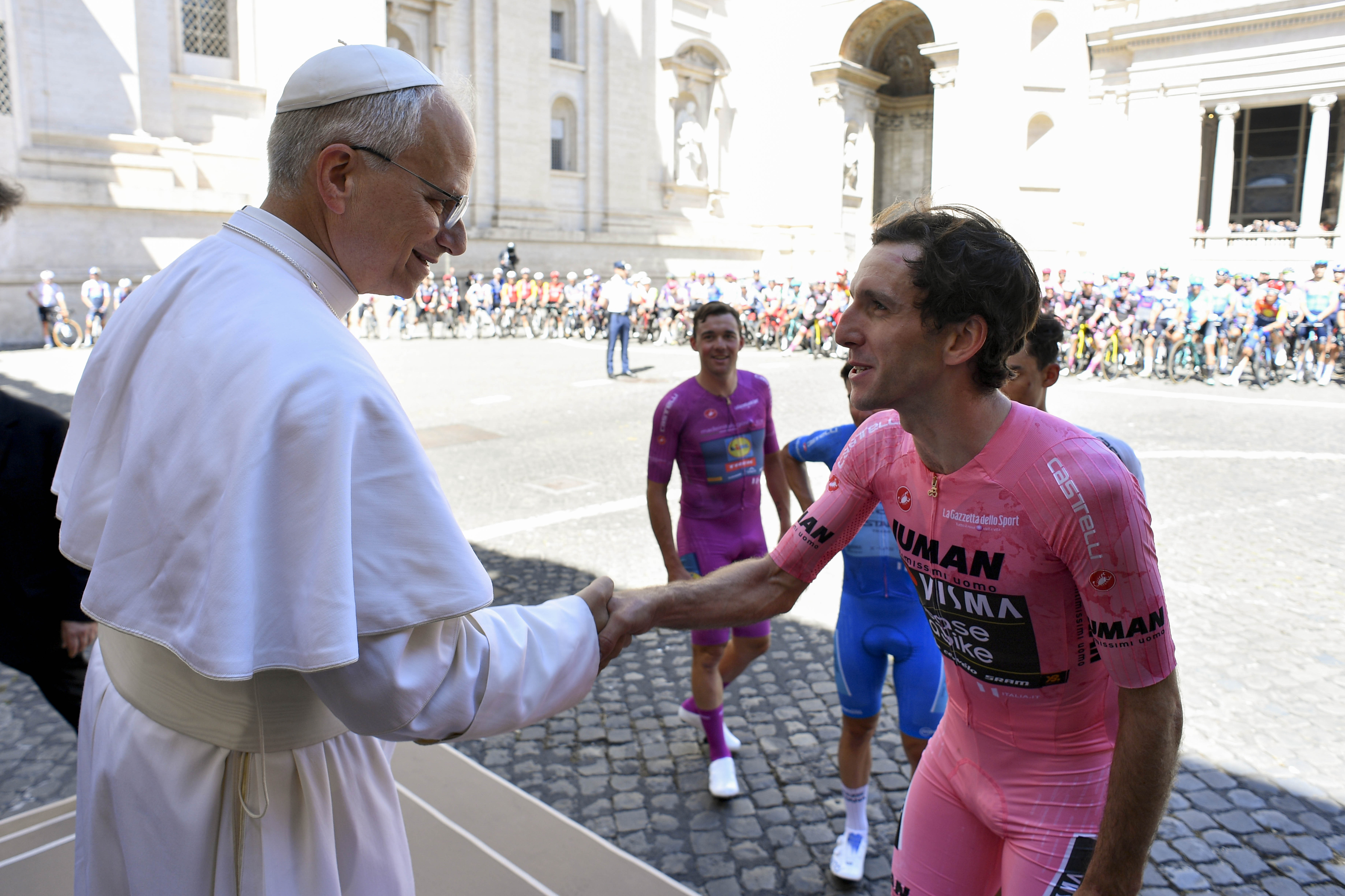 El Papa León XIV saluda a Simon Yates, ayer, en el Vaticano.
