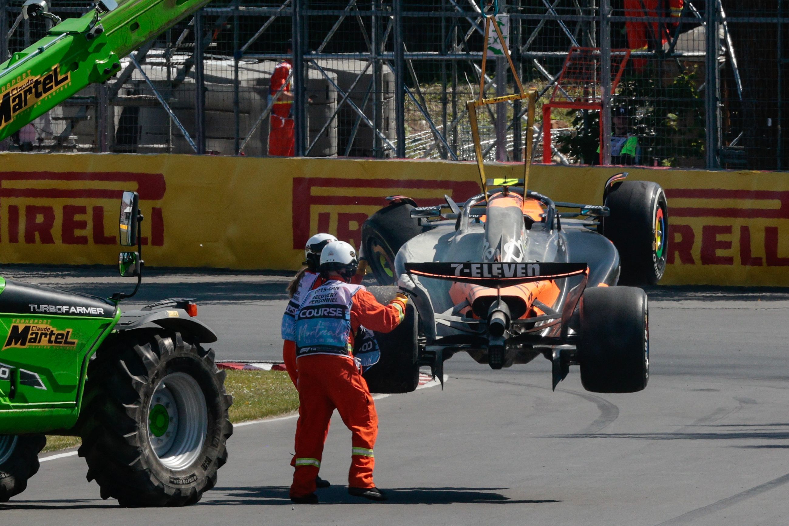 La grúa se lleva el coche de Norris, tras su accidente en la recta de meta.
