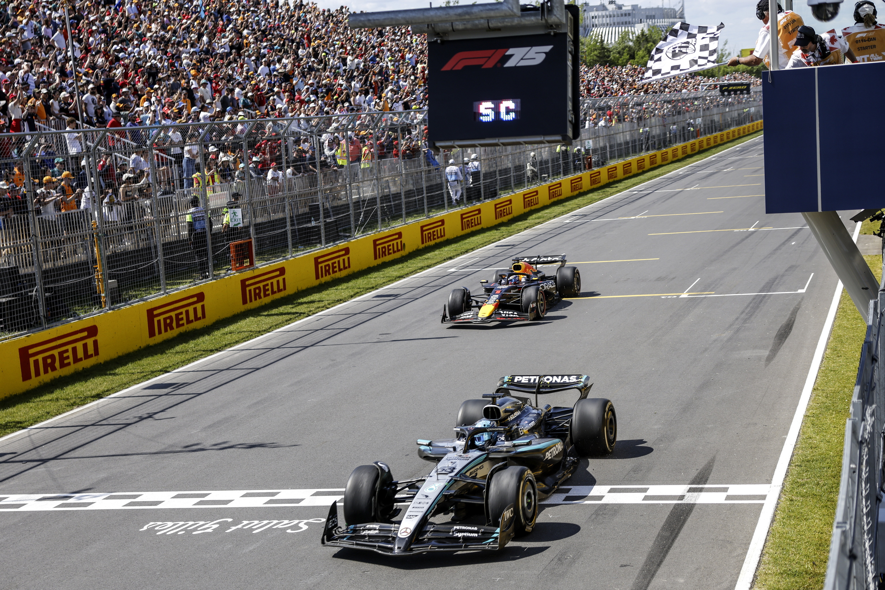 Bandera a cuadros para Russell y Verstappen en Montreal.