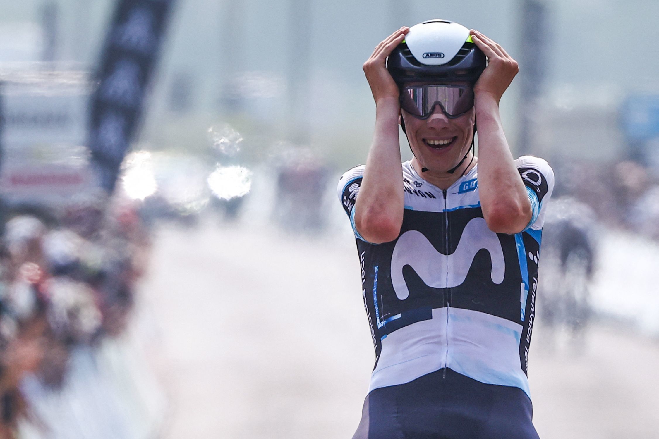 Iván Romeo celebra su victoria en Charantonnay, en el Criterium du Dauphine.