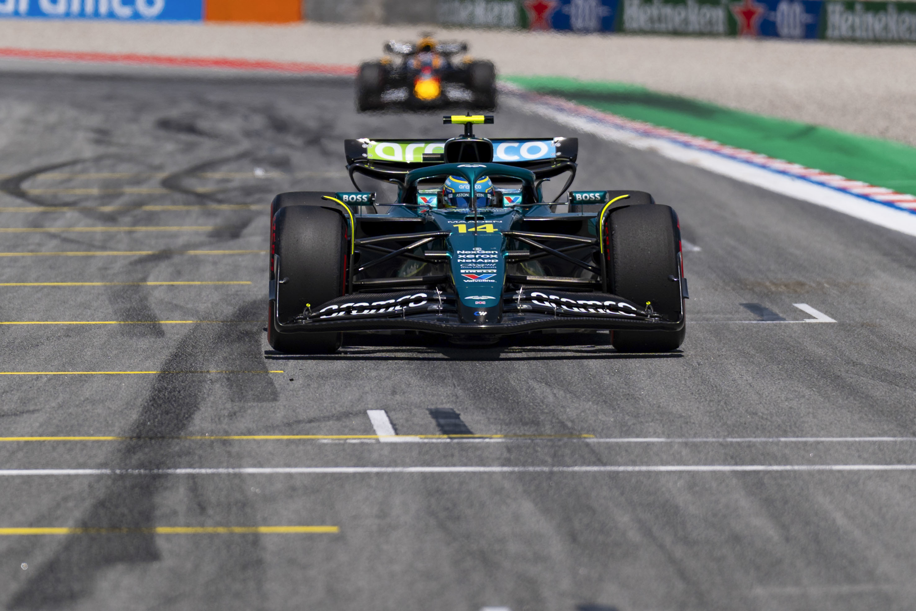 Alonso, el domingo, en la recta de meta de Montmeló.
