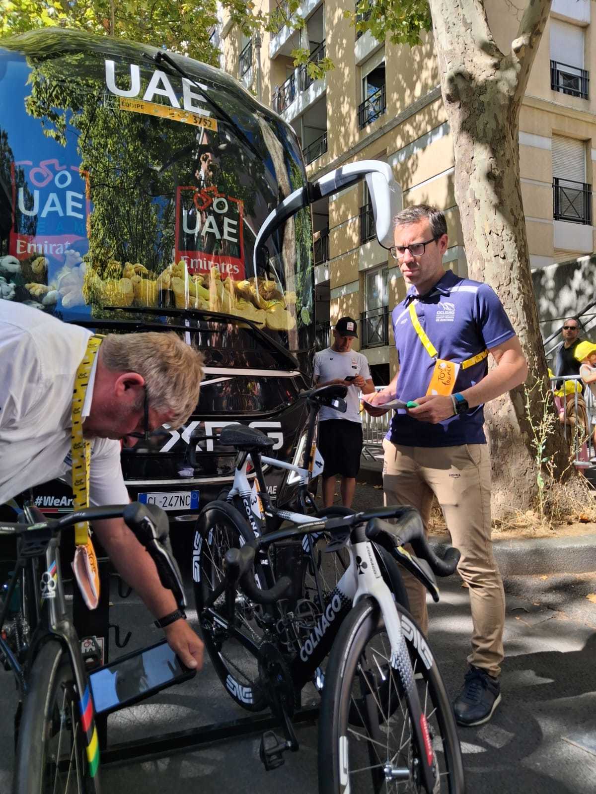 Juan Antonio Aragonés durante la revisión de la bicicleta de Pogacar, en Montpellier.