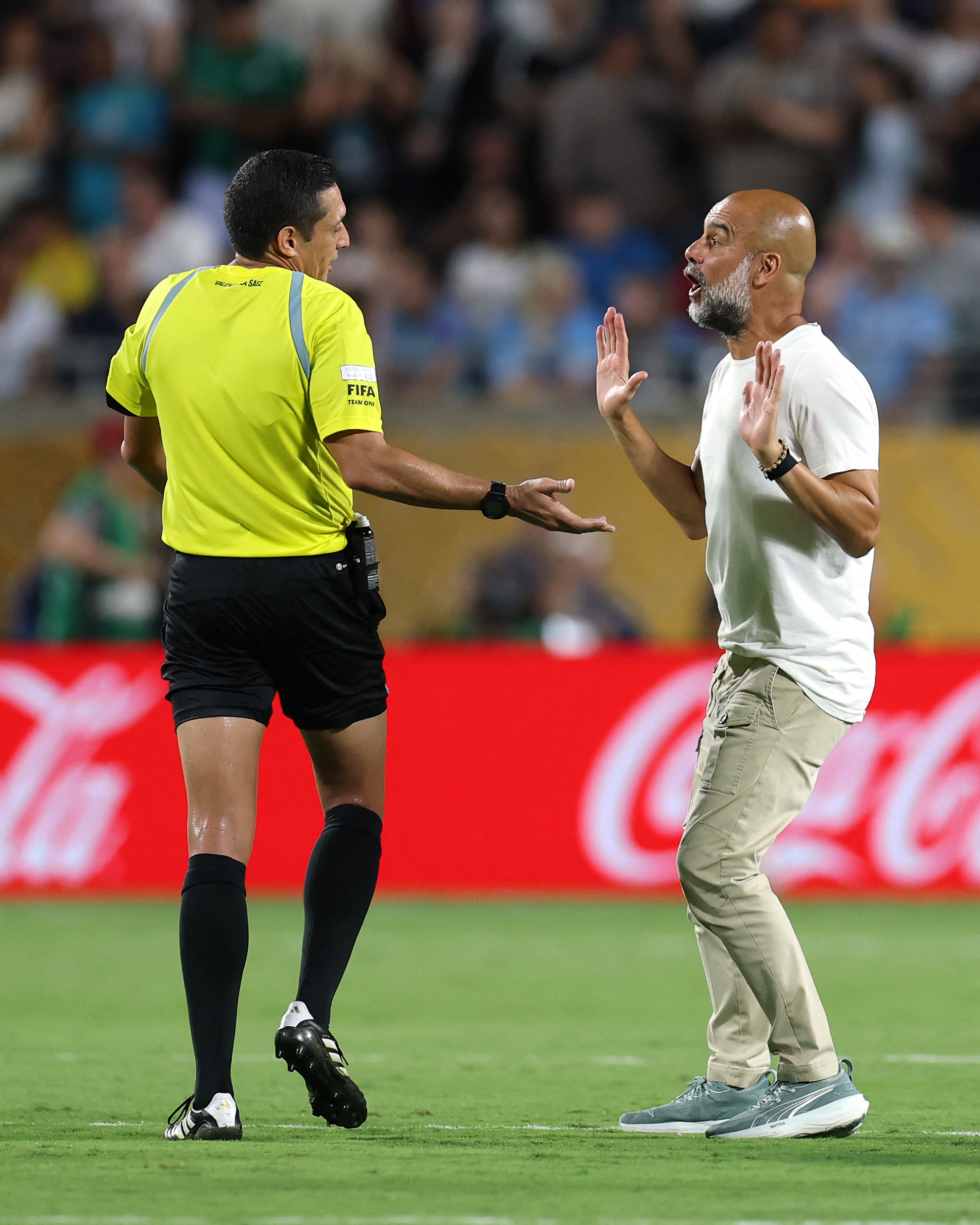 Guardiola protesta al árbitro.