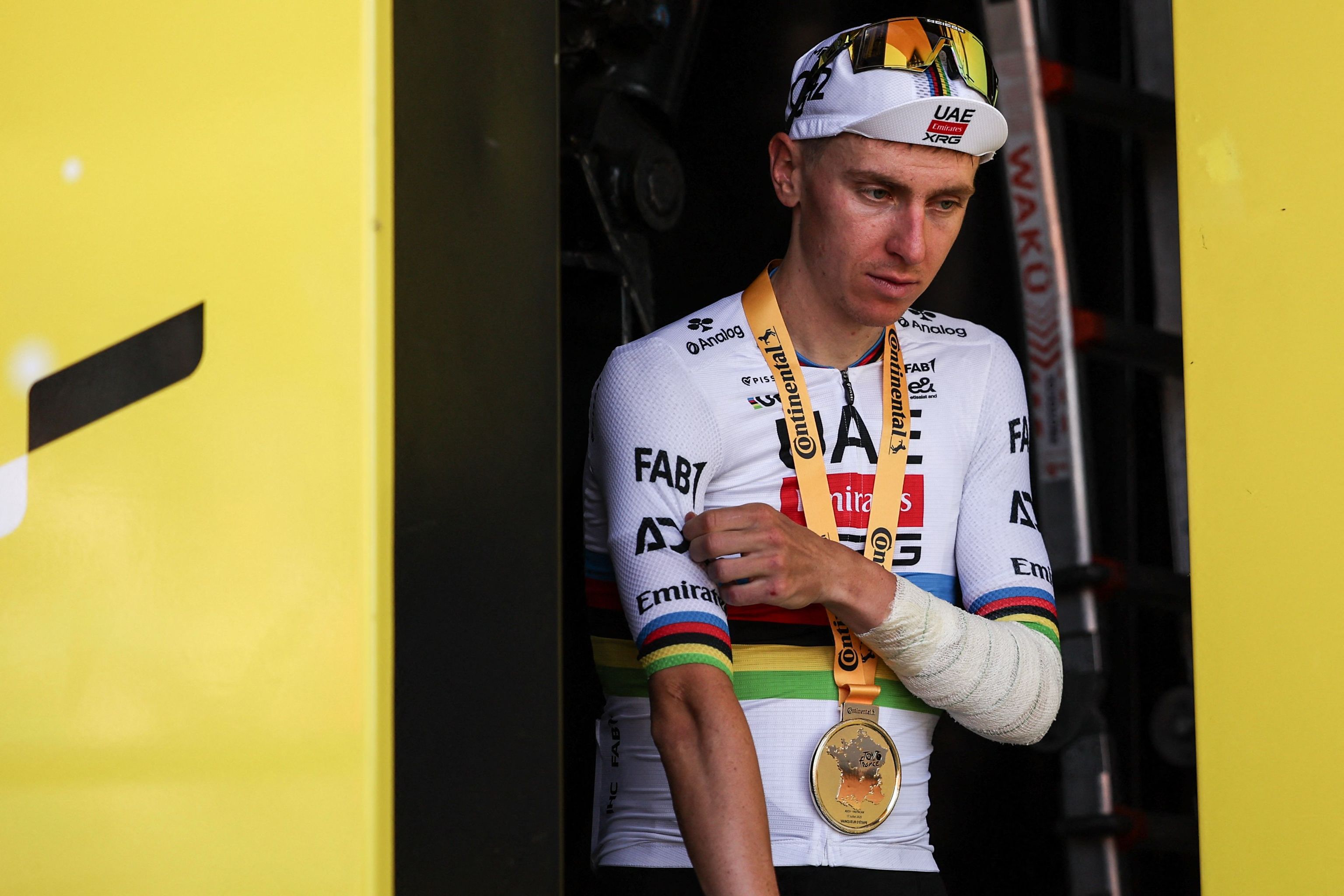 Pogacar, tras ganar la etapa, con el brazo vendado.