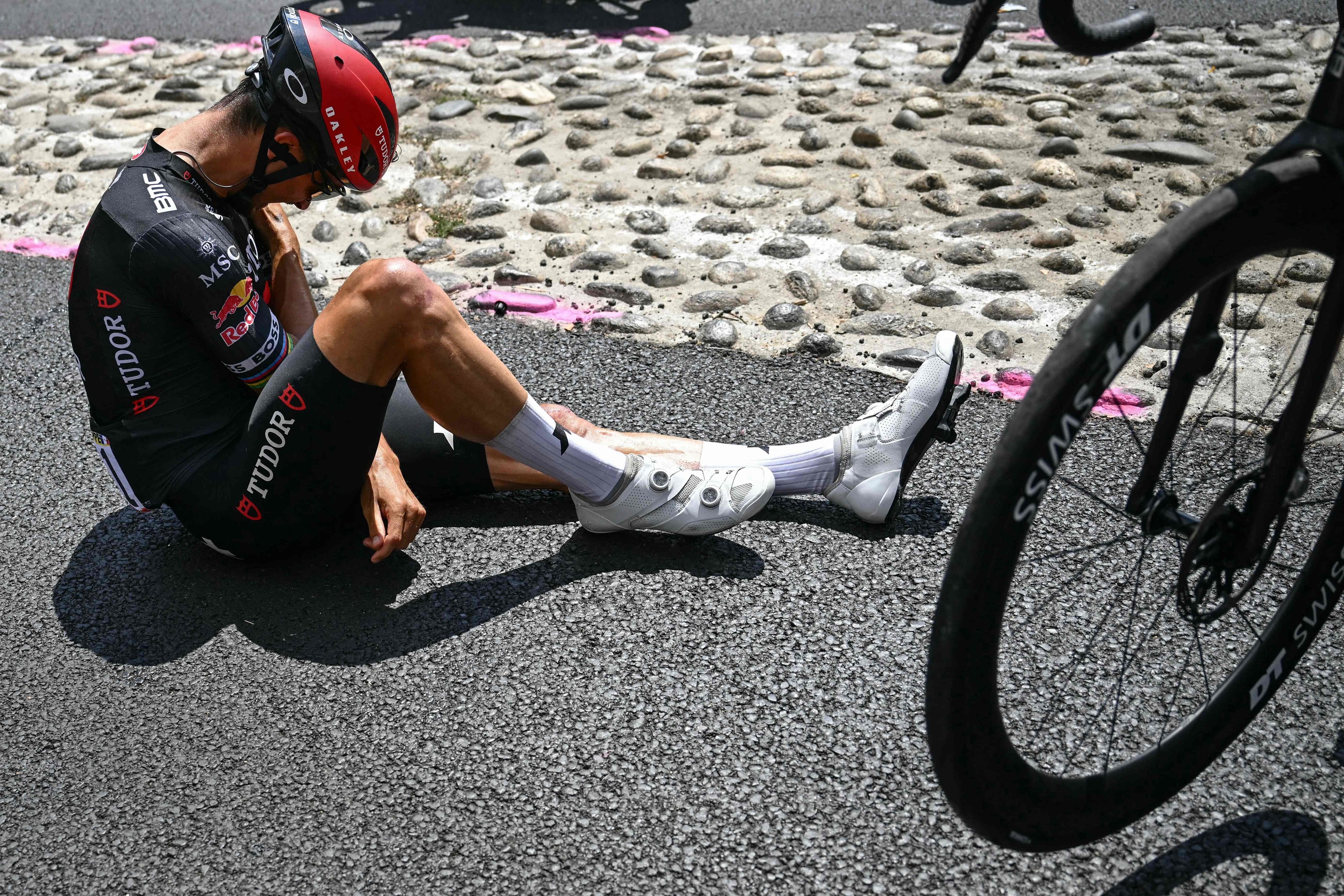 Alaphilippe, tras su caída.