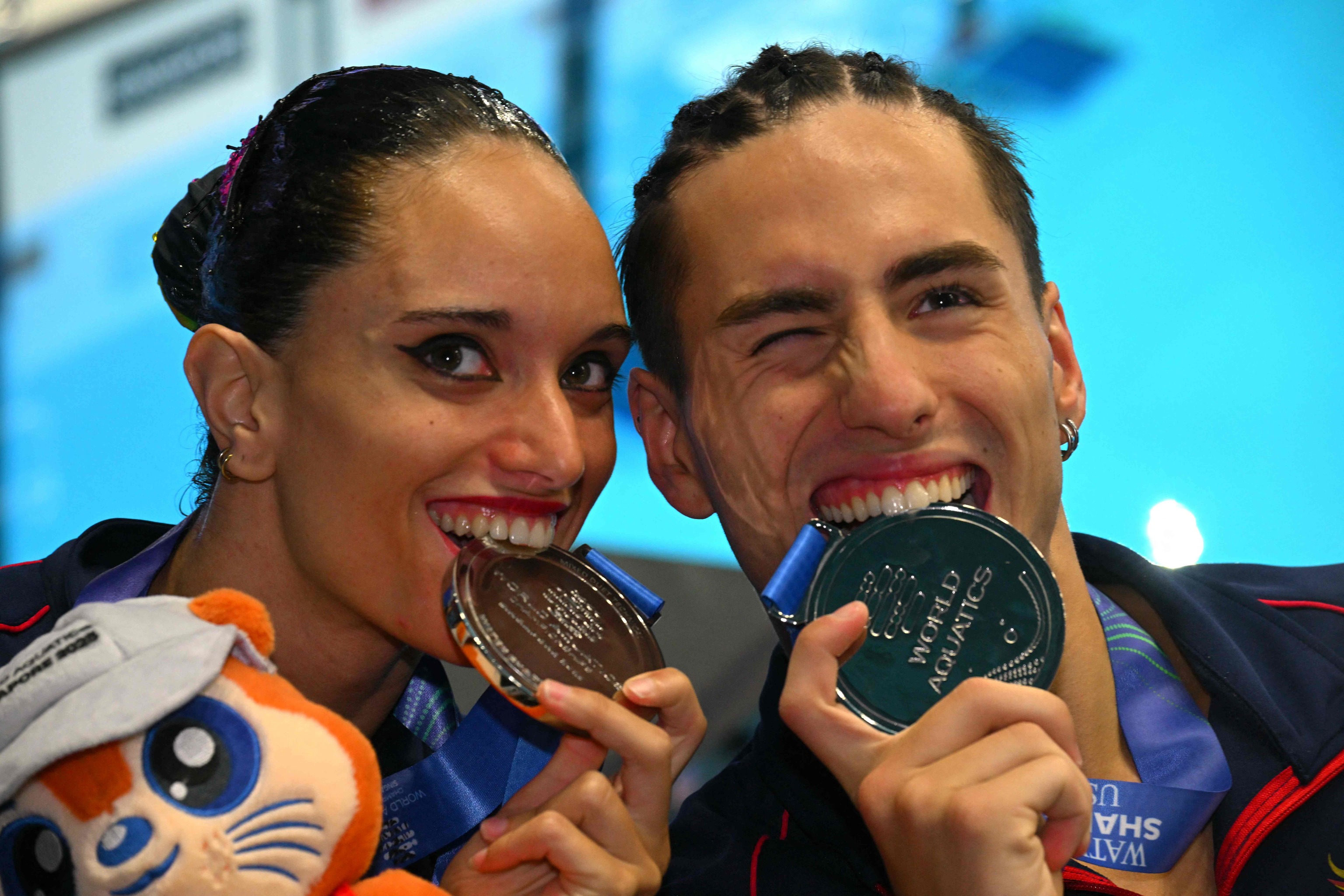 Dennis y Mireia, con la medalla.