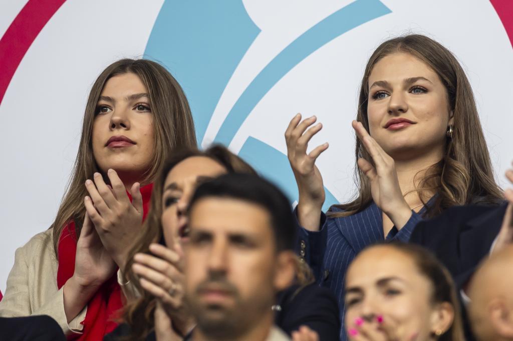 Leonor y Sofía animan a las jugadoras españolas.