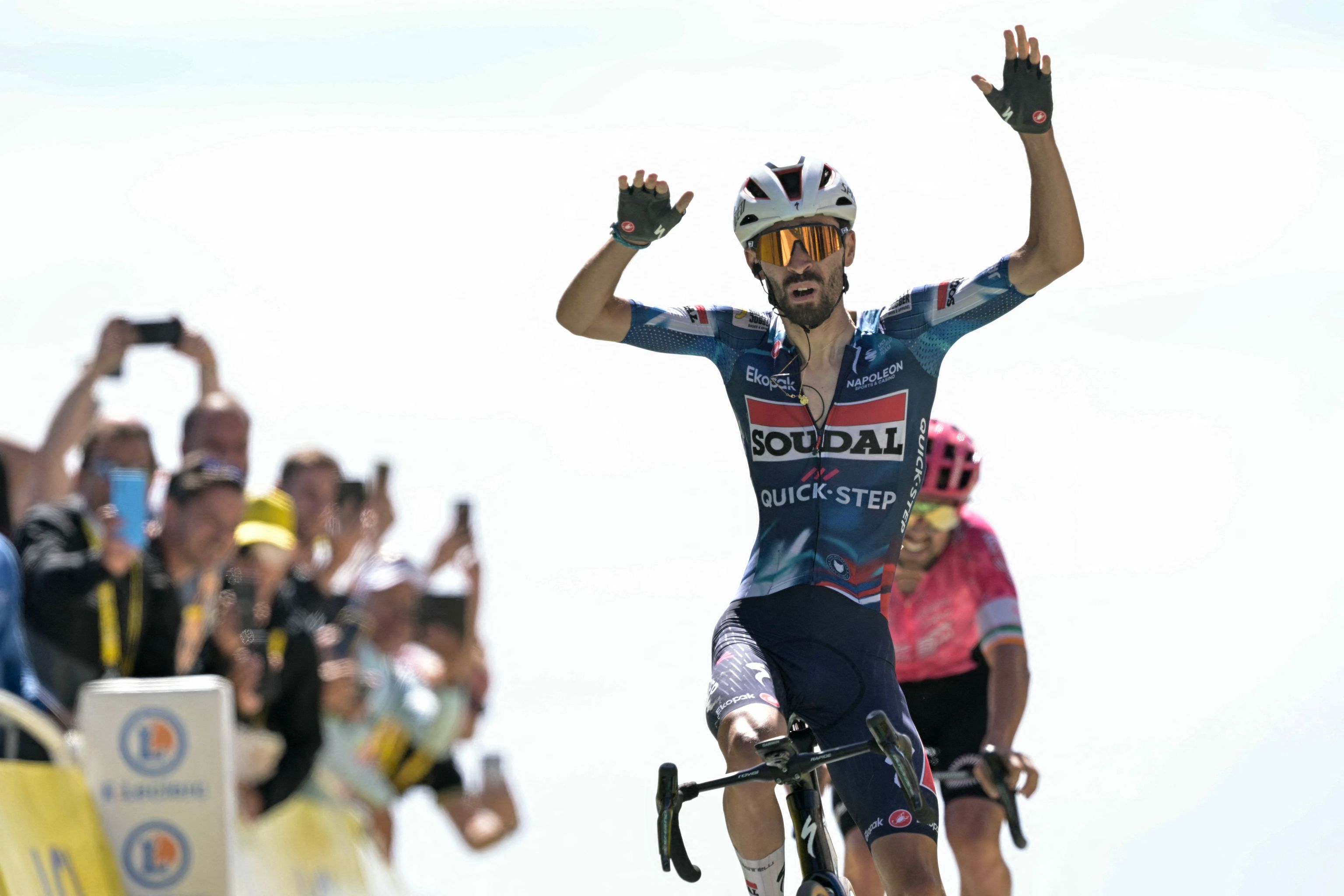 Paret-Peintre celebra su victoria en Mont Ventoux.