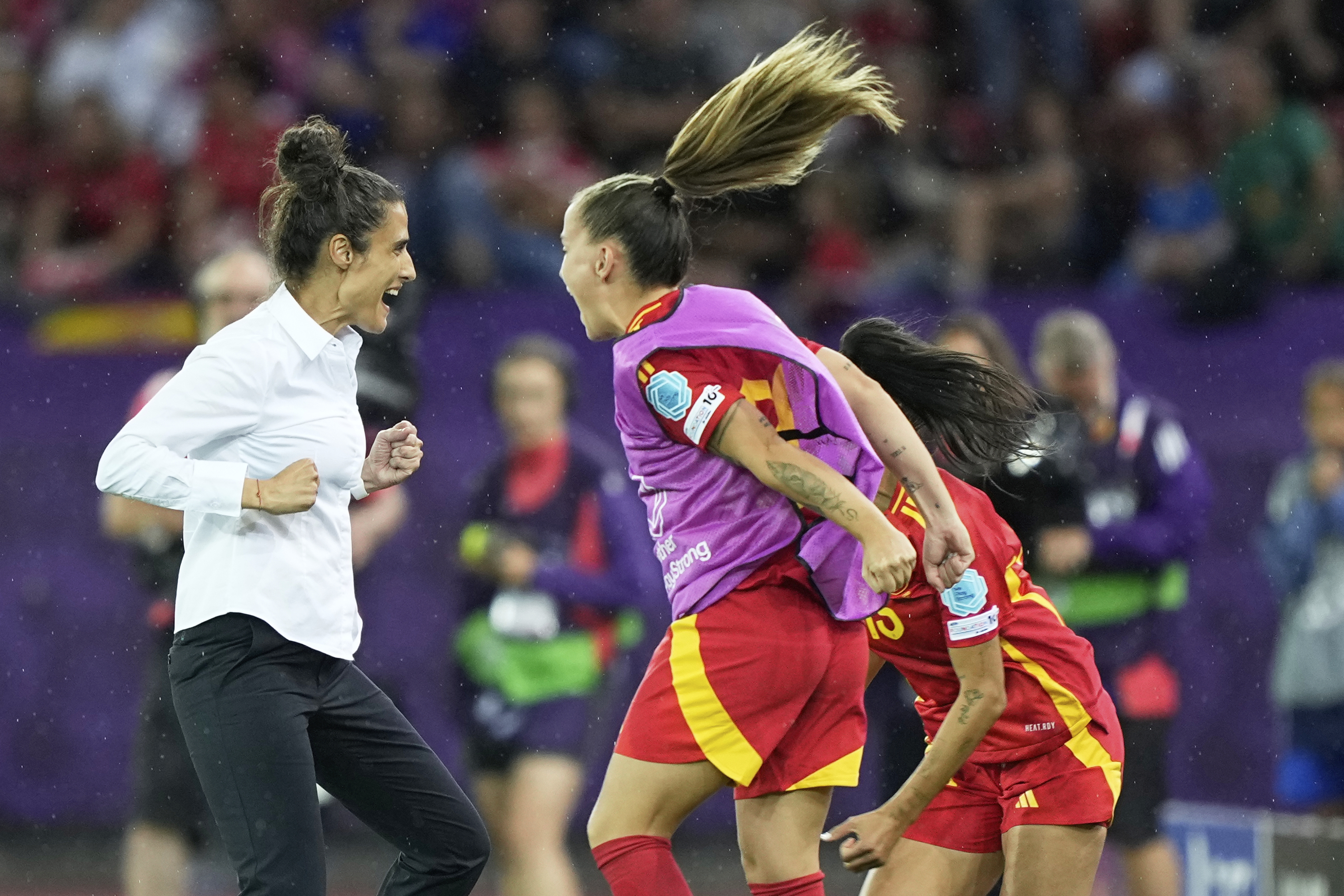 Tomé, celebra el gol en el banquillo.