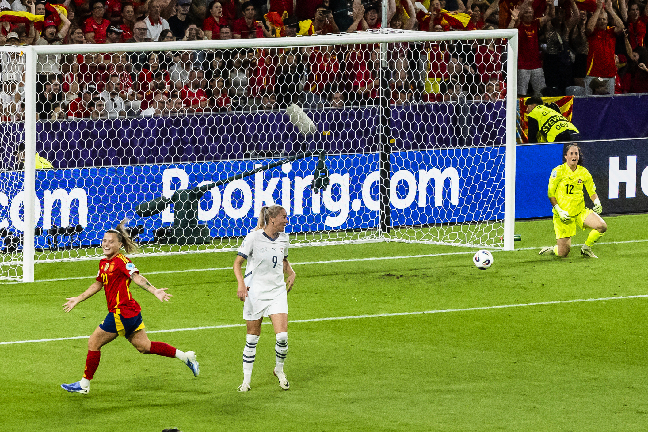 Pina, tras colocar un disparo en la escuadra en el segundo gol de España.