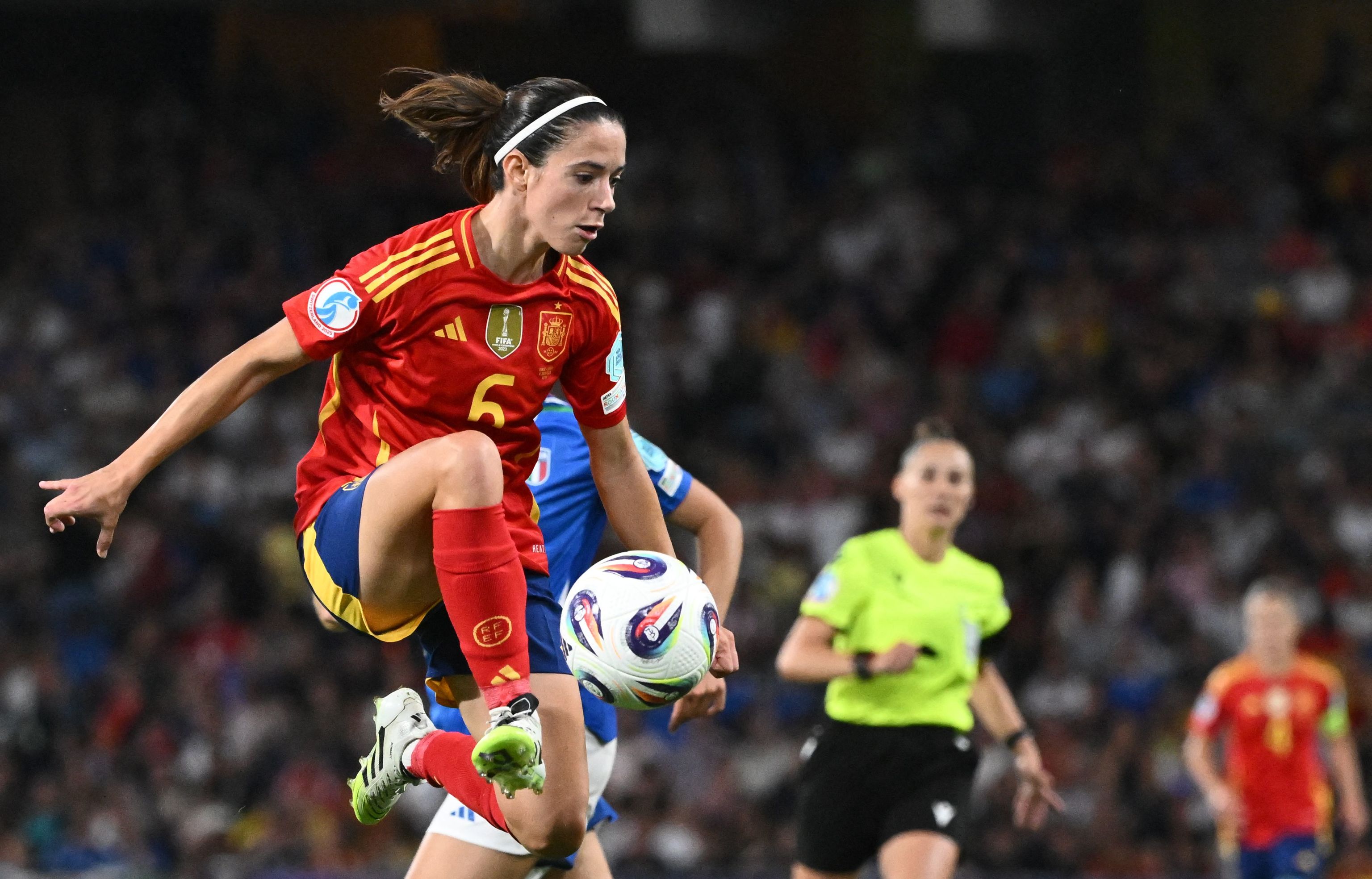 Aitana Bonmatí, con el balón, durante el partido ante Italia.
