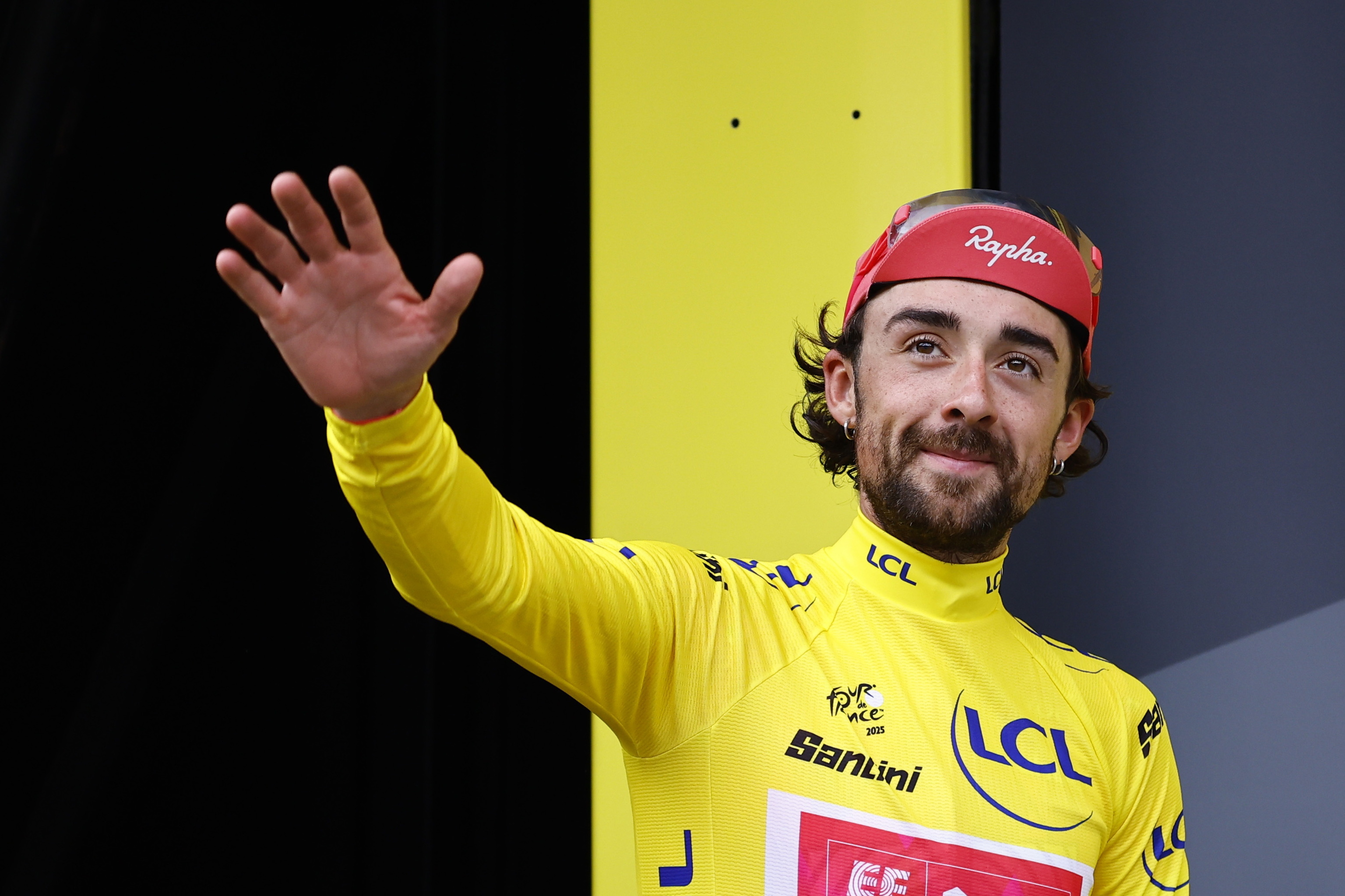 Ben Healy, con el maillot amarillo del Tour.