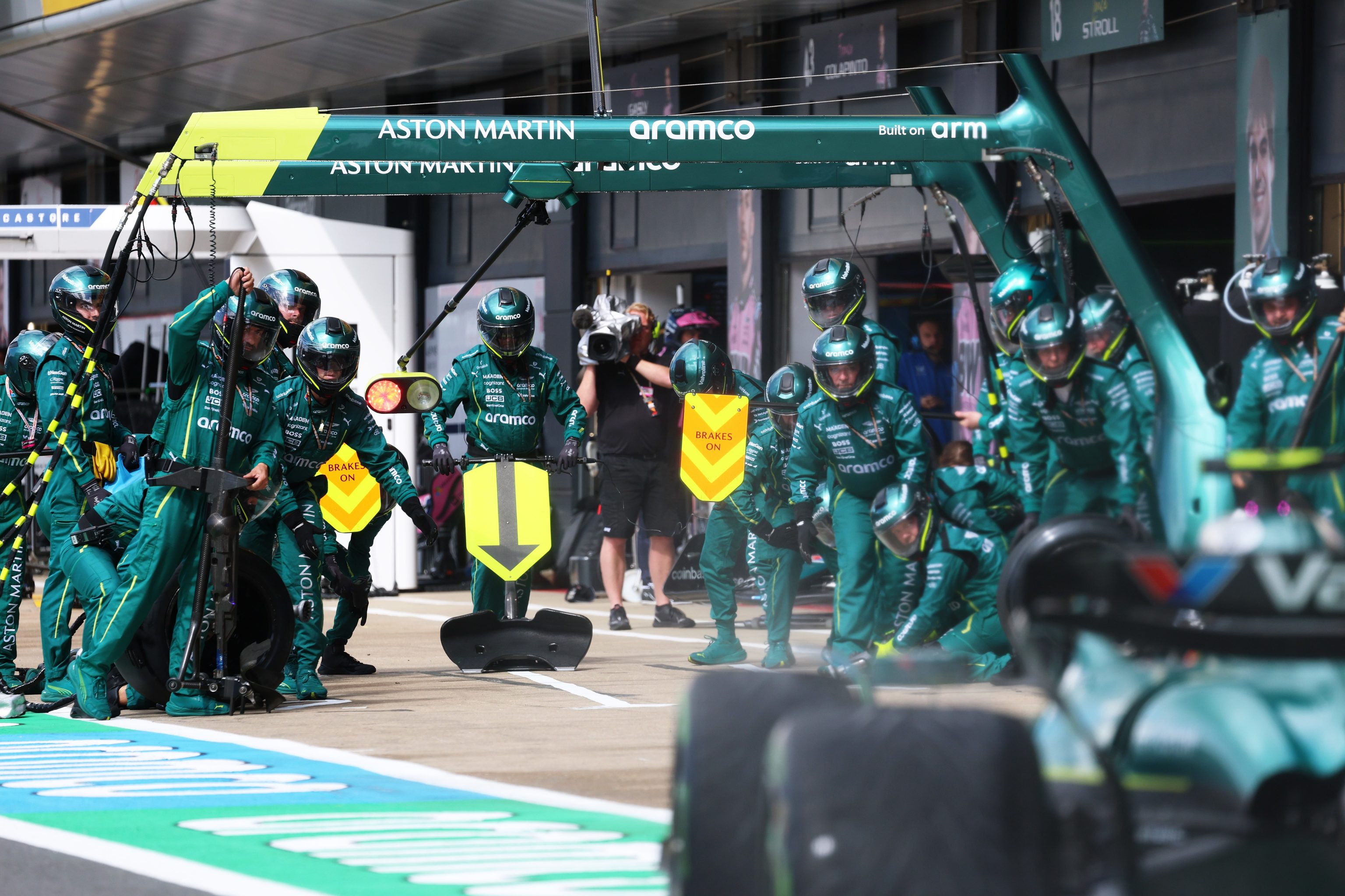 Alonso, durante uno de sus 'pit-stops' en Silverstone.