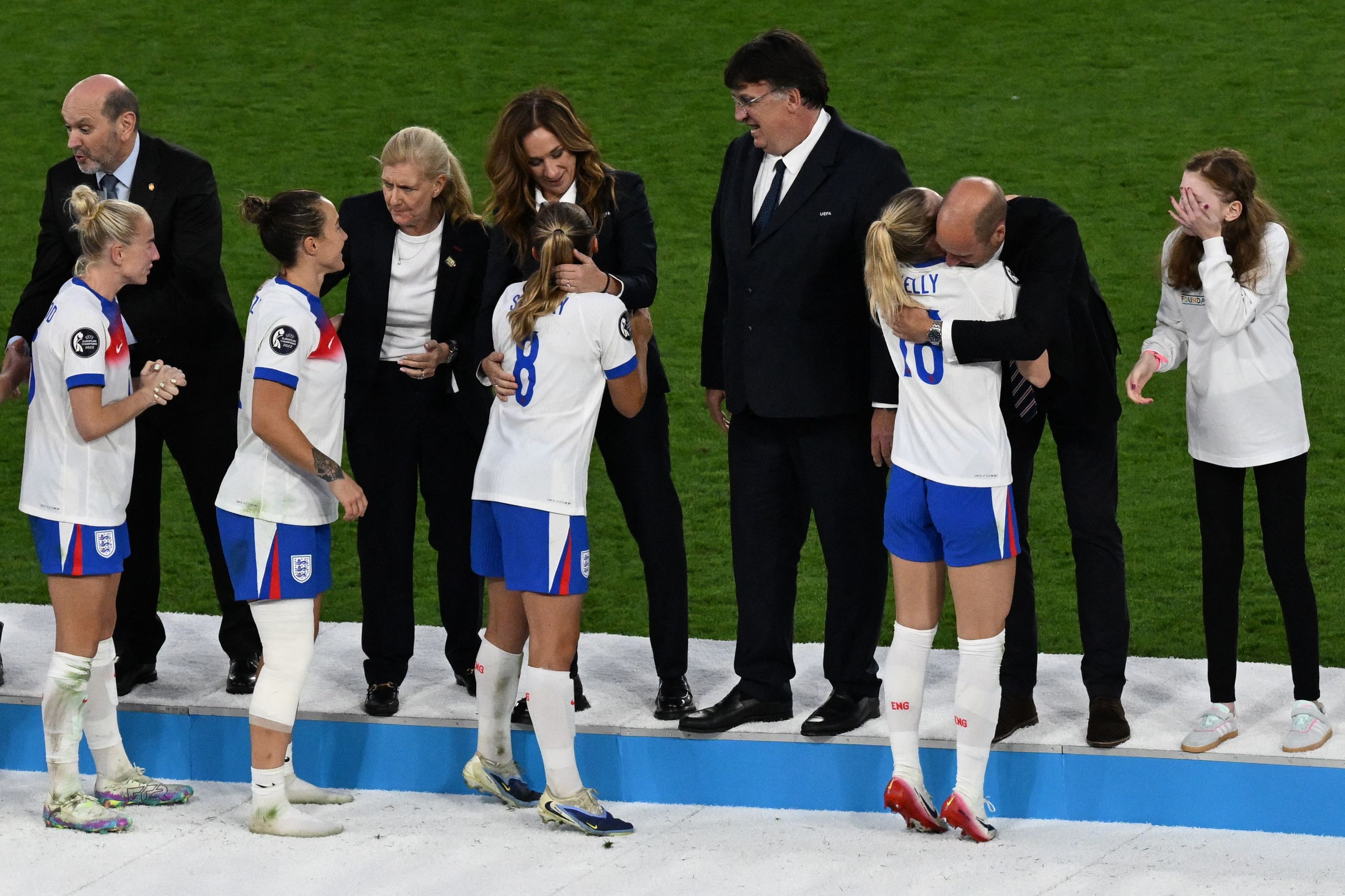 El Príncipe de Gales abraza a Chloe Kelly tras la final de Basilea.