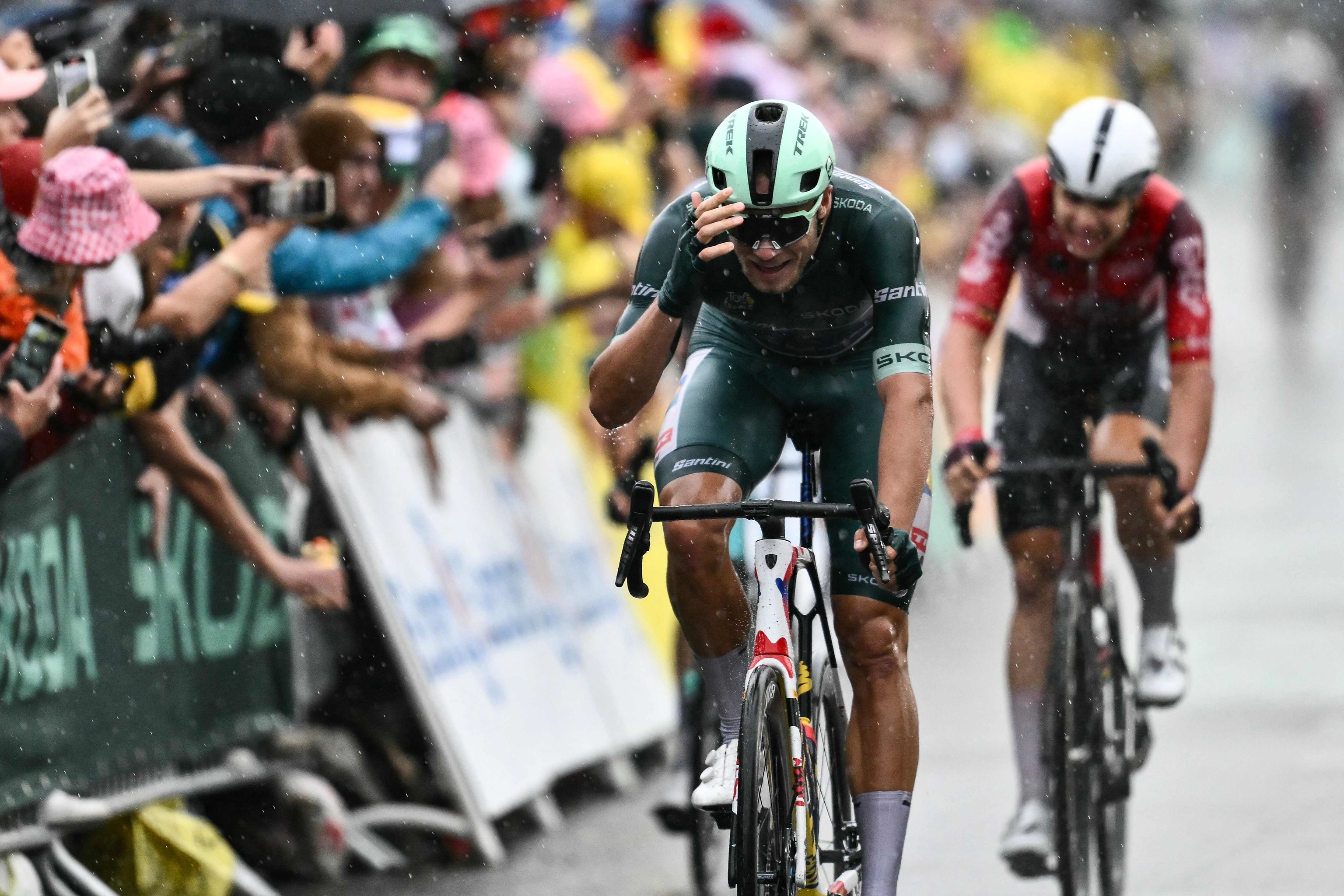 Milan, tras cruzar la meta en Valence.