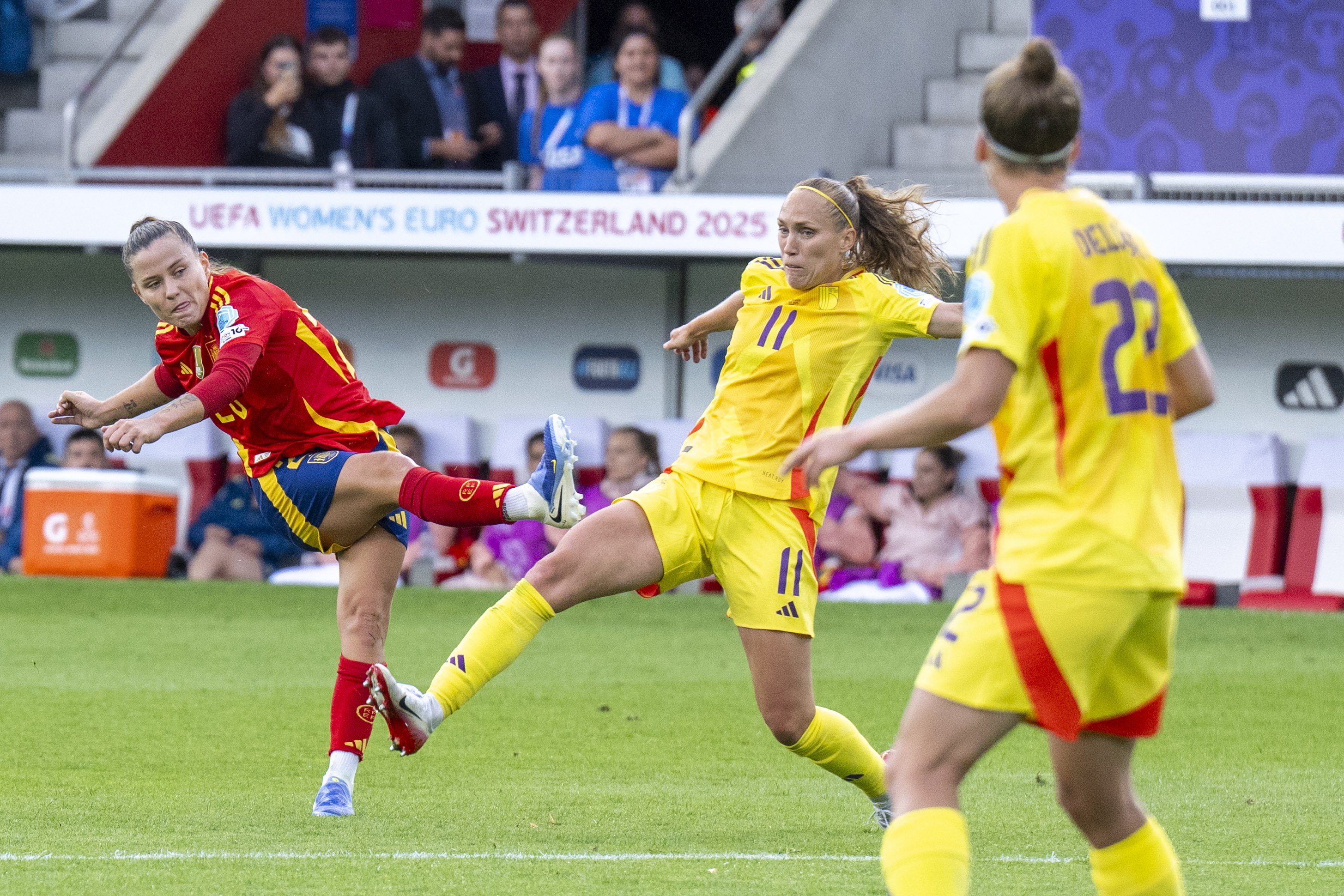 El disparo de Claudia Pina que valió el 5-2 en Thun.