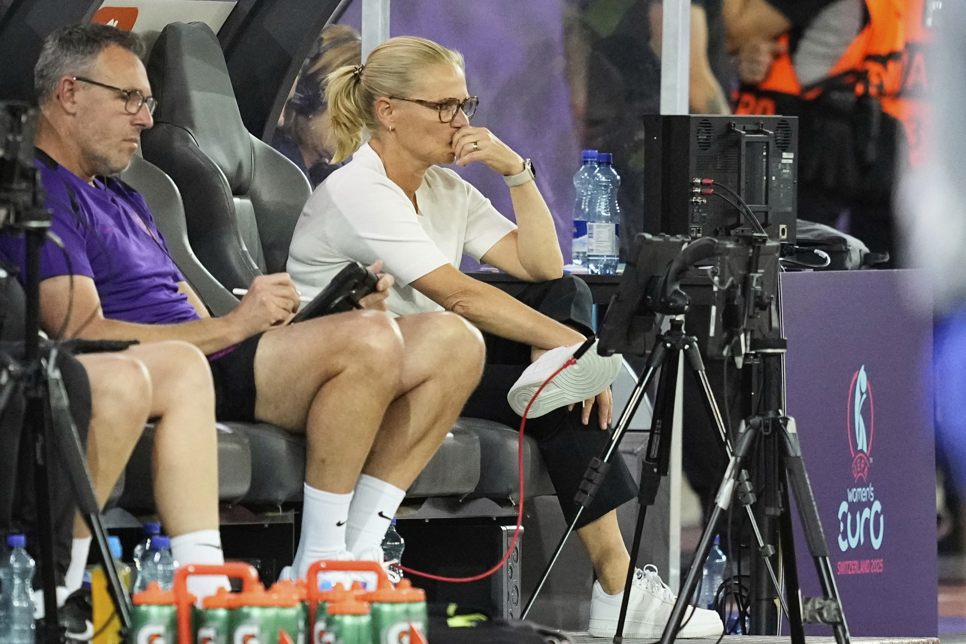 Sarina Wiegman, preocupada en el banquillo.