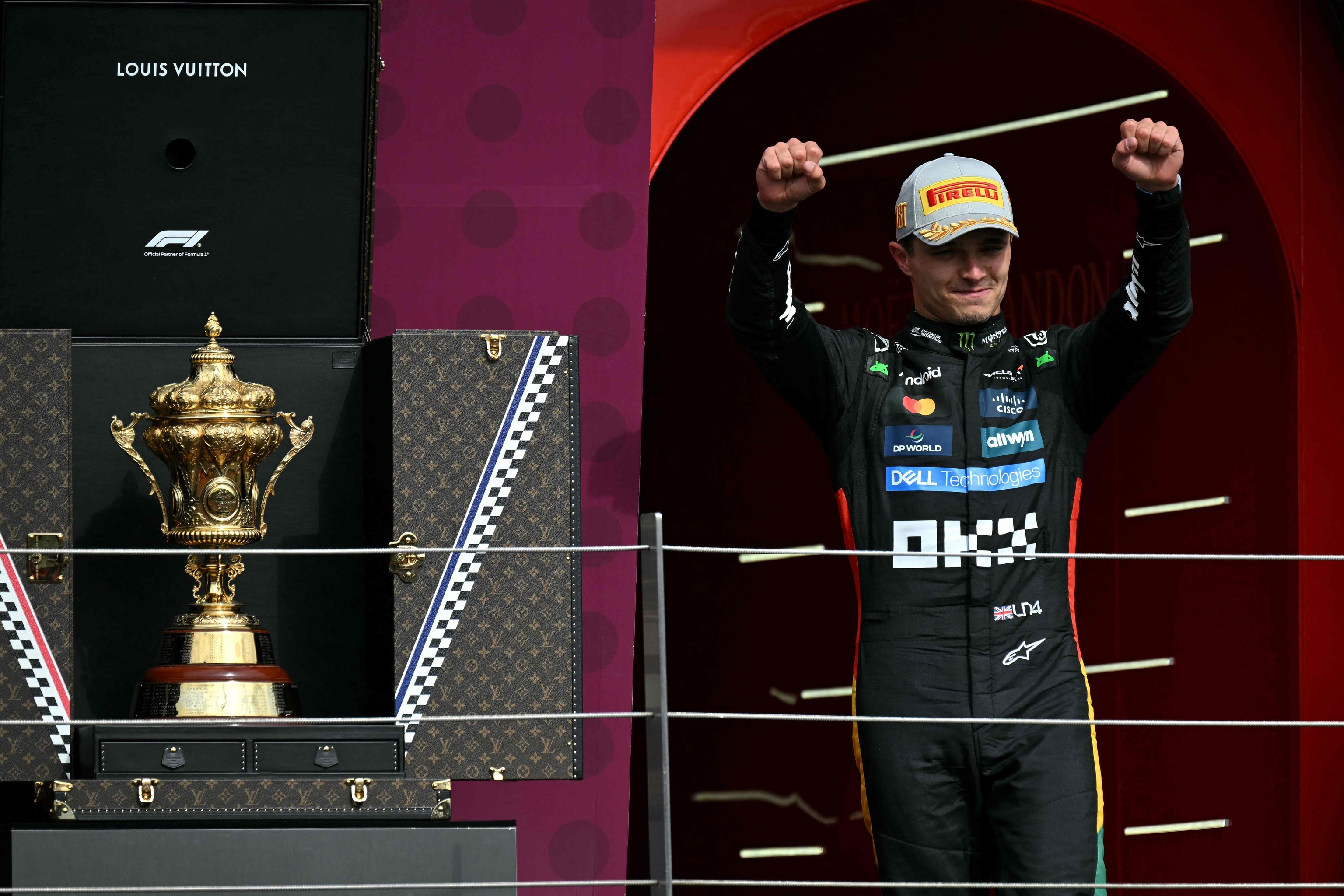 La alegría de Norris en el podio de Silverstone.