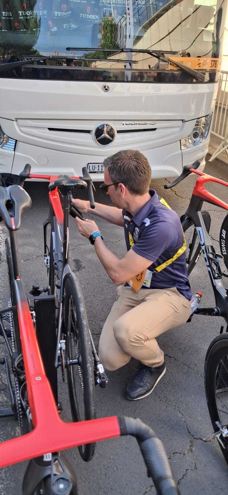 Aragonés, analizando con su tablet una de las bicicletas del pelotón.