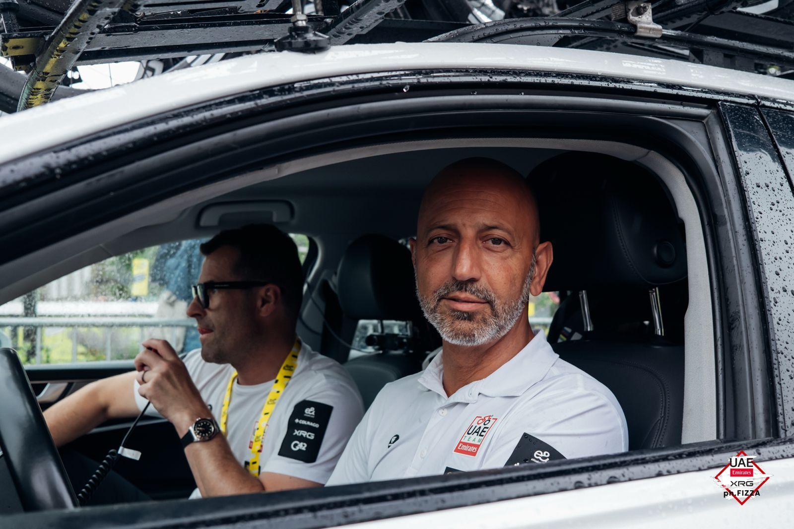 Joxean Fernández 'Matxin', en el coche del UAE, durante el Tour.