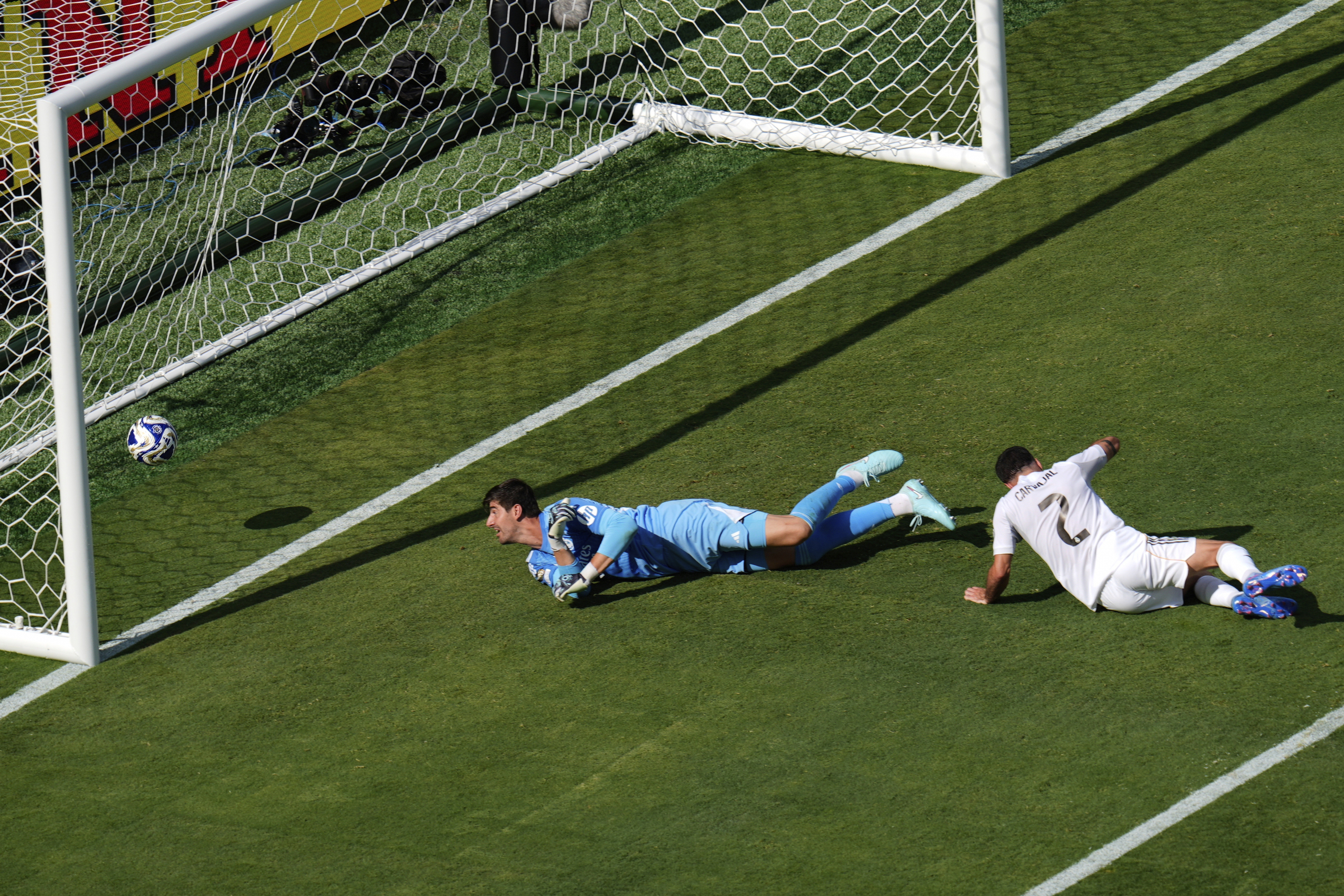 Courtois y Carvajal, en la acción del 4-0 del PSG.
