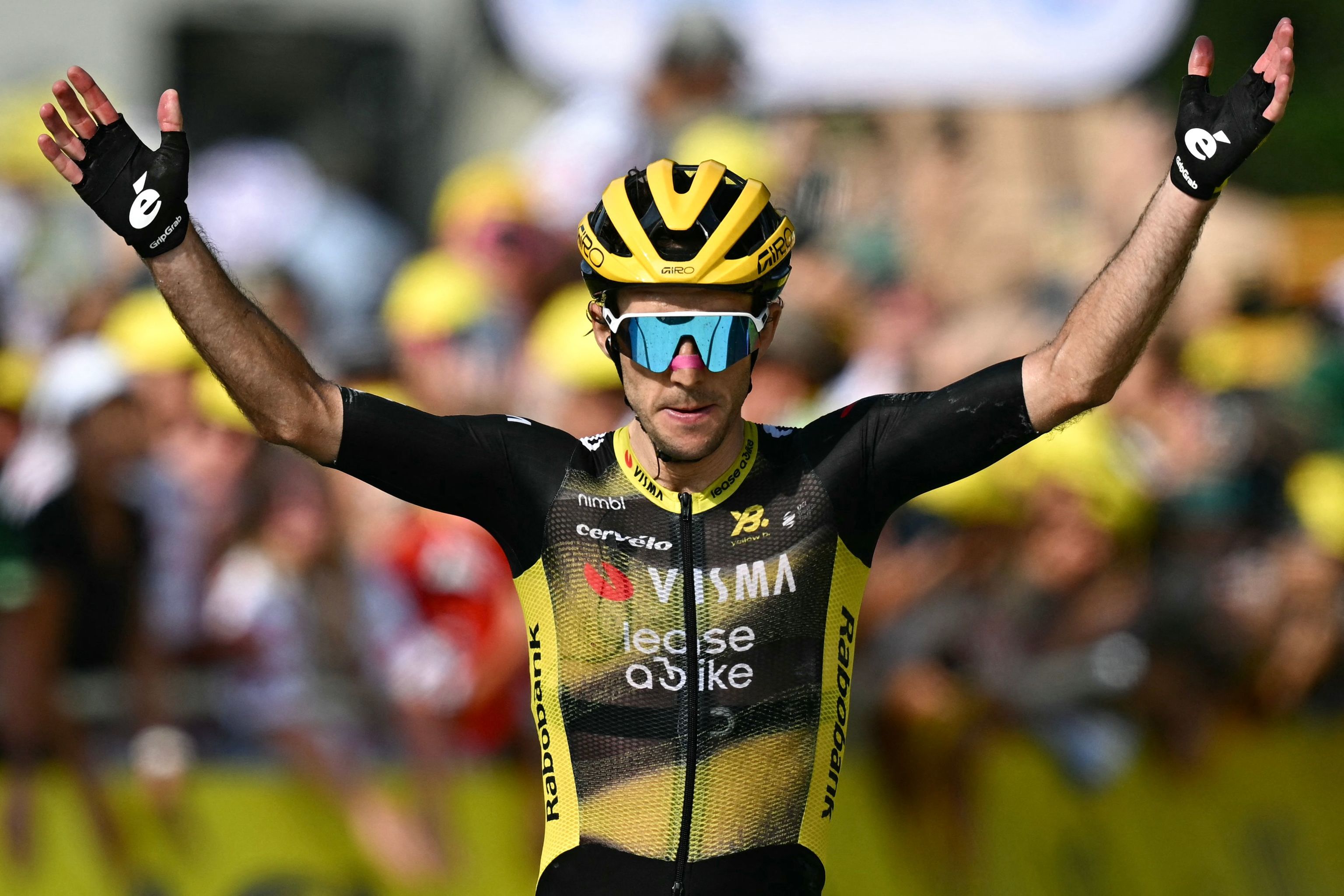 Simon Yates celebra su victoria en Mont-Dore.